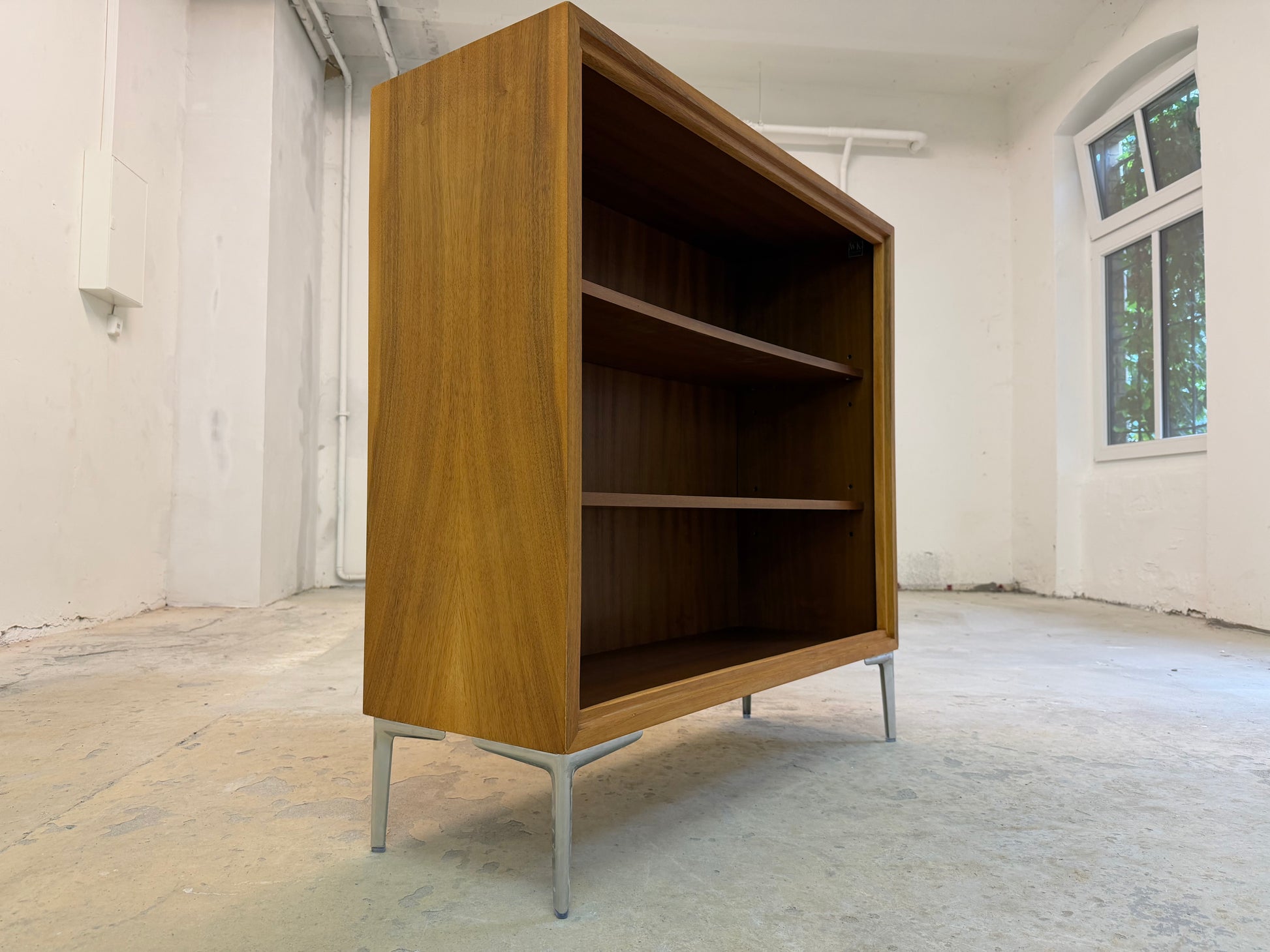 Bücherregal Nussbaum mit neuen Chromfüßen von WK Möbel