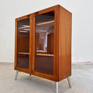 Vitrinenschrank Teak mit neuen Chromfüßen von H.W.Klein für Bramin