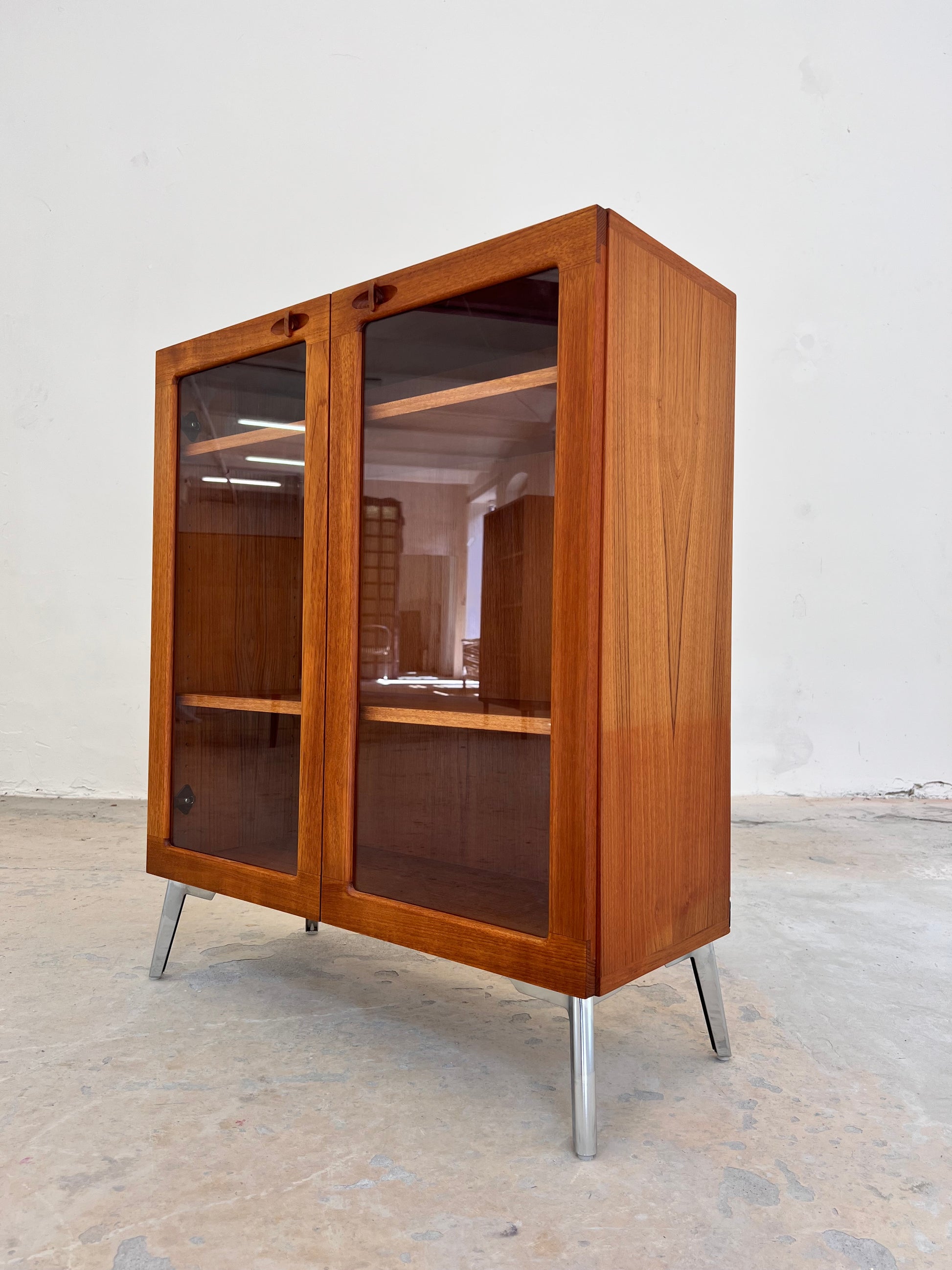 Vitrinenschrank Teak mit neuen Chromfüßen von H.W.Klein für Bramin