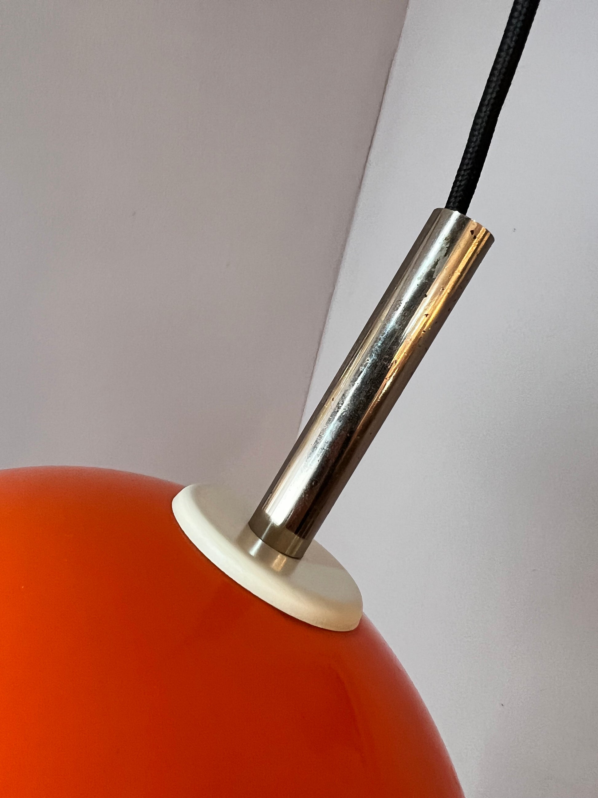 Große Kugellampe orange Kunststoff mit Chromstab