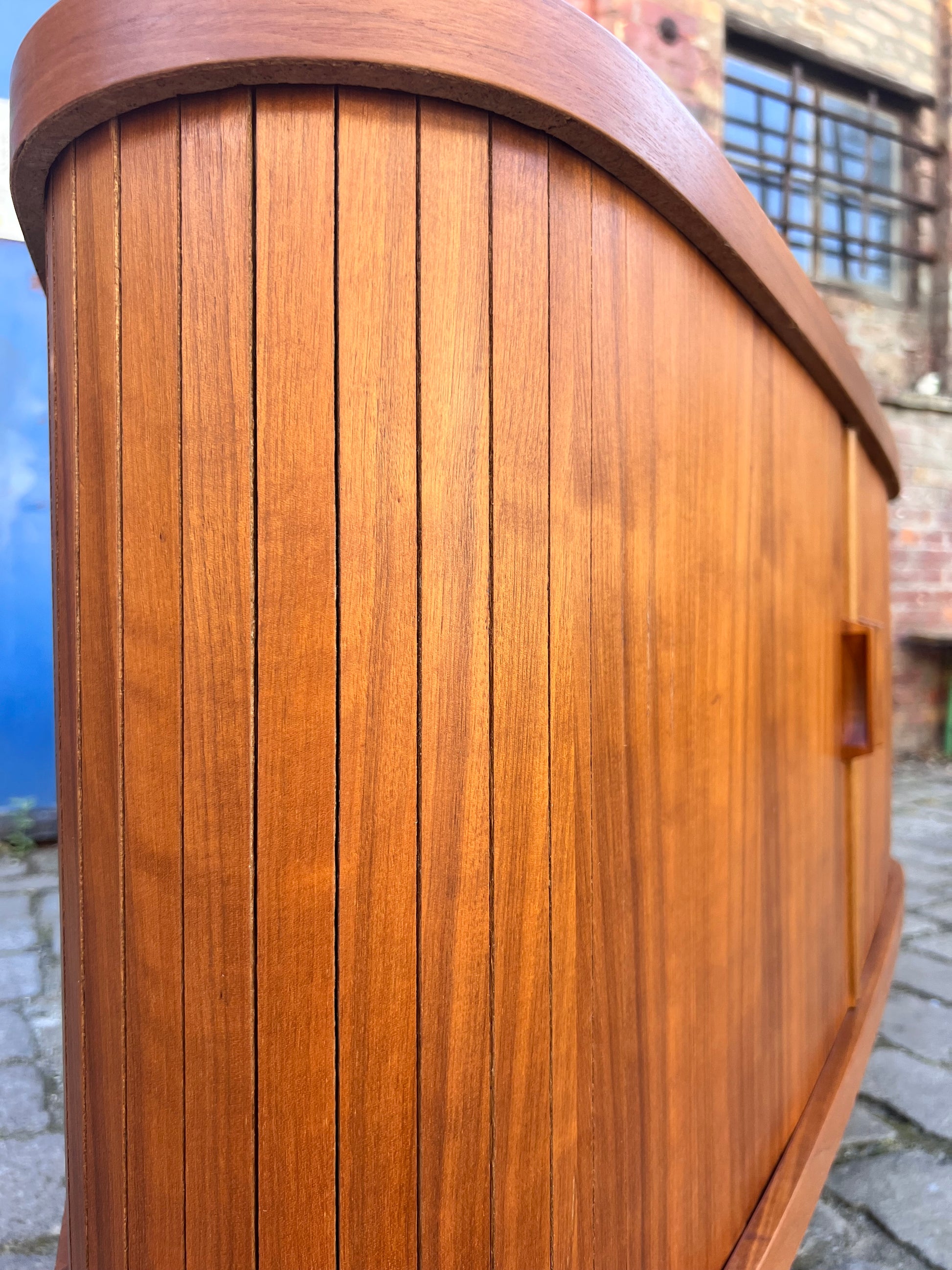 Eckbar Nussbaum mit drehbarem Regal