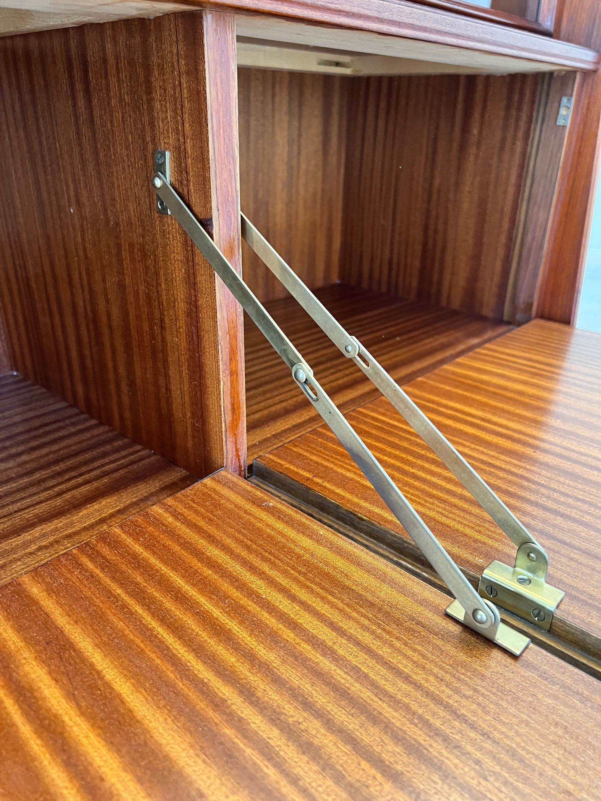 Vitrine Teak mit Klappfächern aus Deutschland