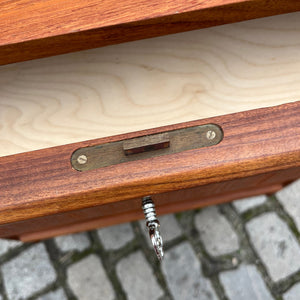 Kommode Teak mit Schloss & durchgängigen Griffen