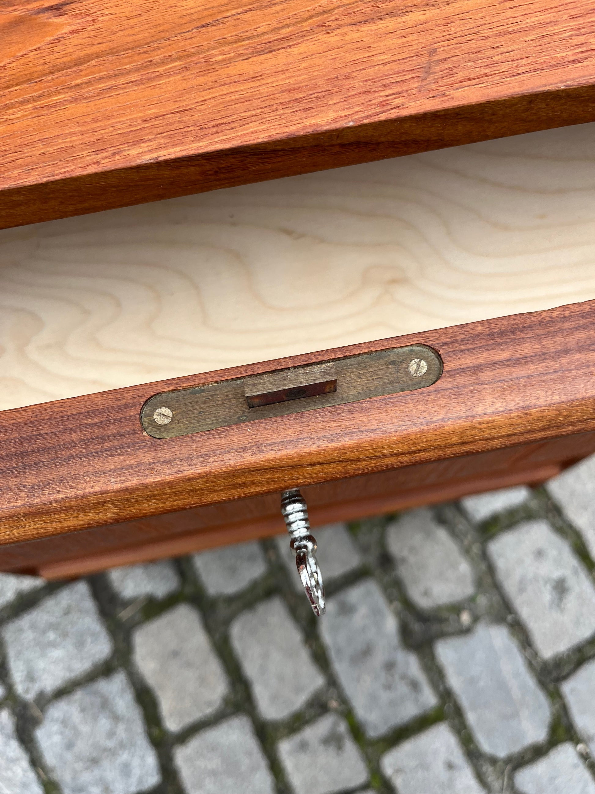 Kommode Teak mit Schloss & durchgängigen Griffen