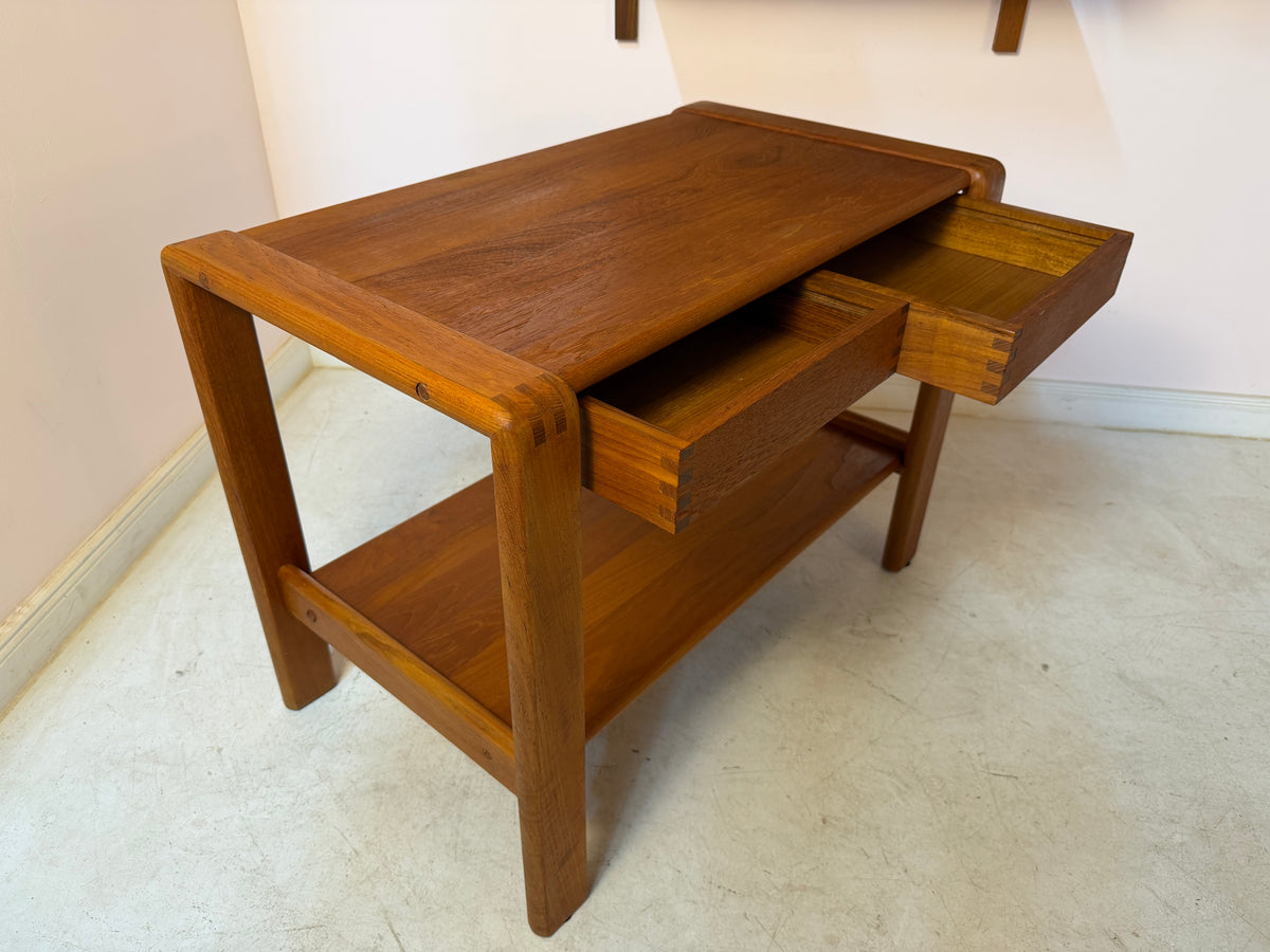 Beistelltisch Teak mit Schubladen & Ablage aus Dänemark