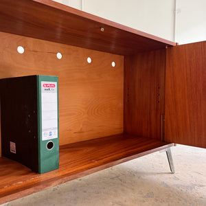Schrank mit neuen Chromfüßen & Schloss