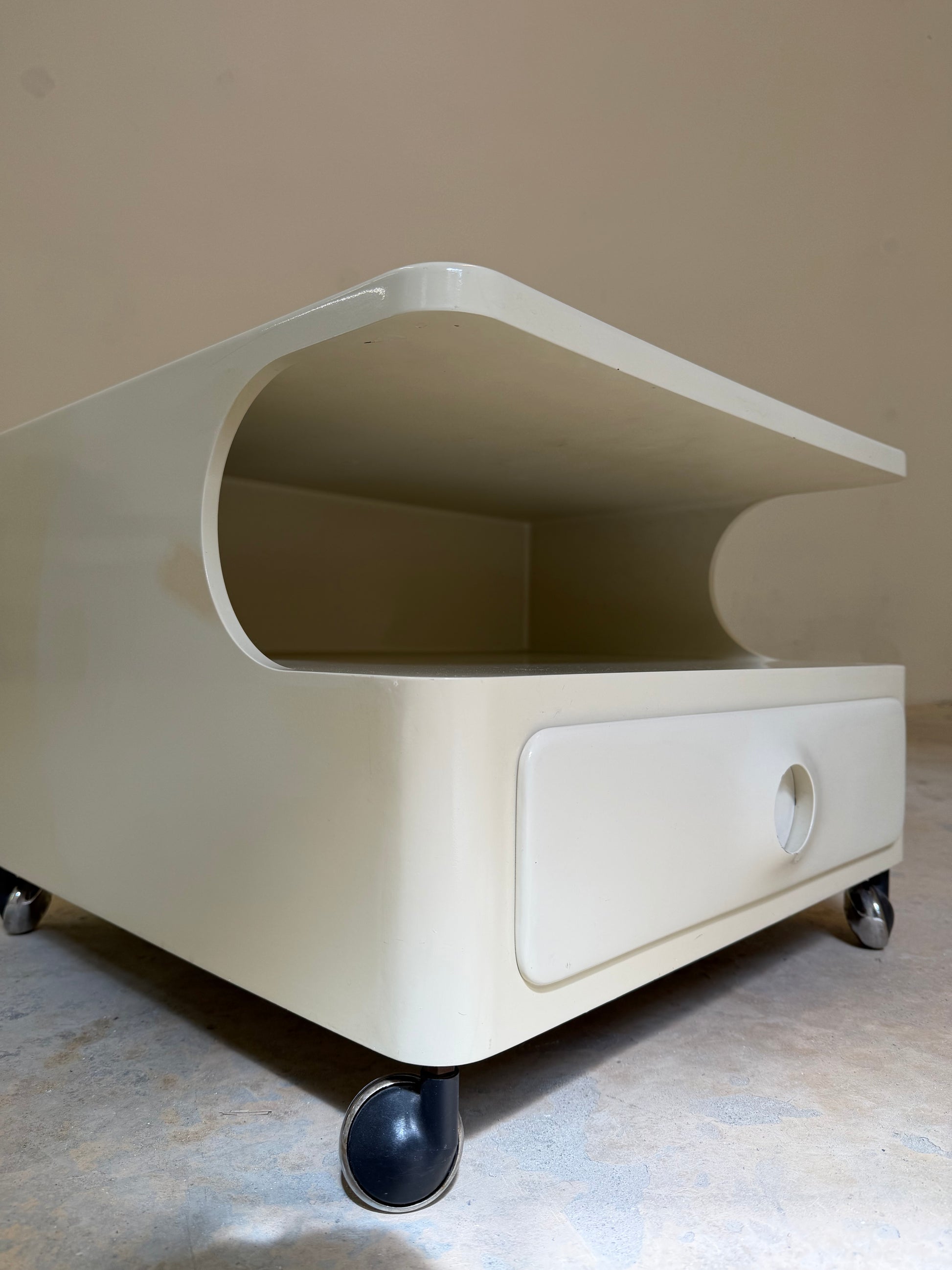 Nachtschrank / Beistelltisch weiß auf Rollen von OPAL Möbel