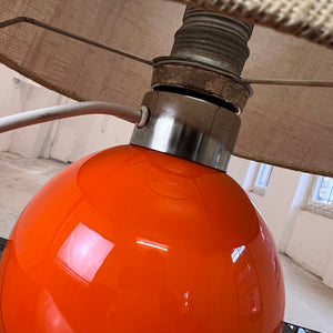 Tischlampe orange mit leuchtendem Glasfuß