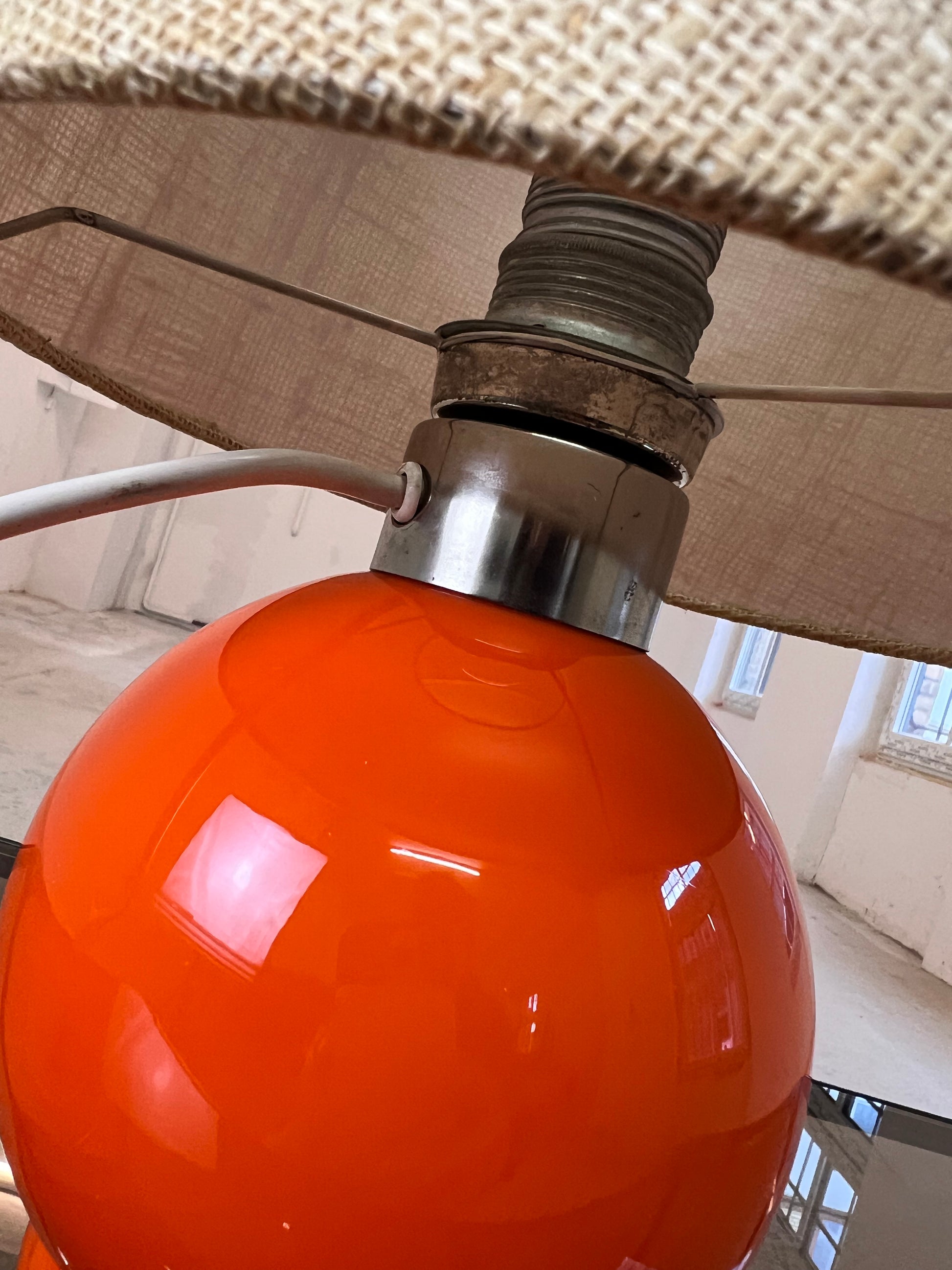 Tischlampe orange mit leuchtendem Glasfuß