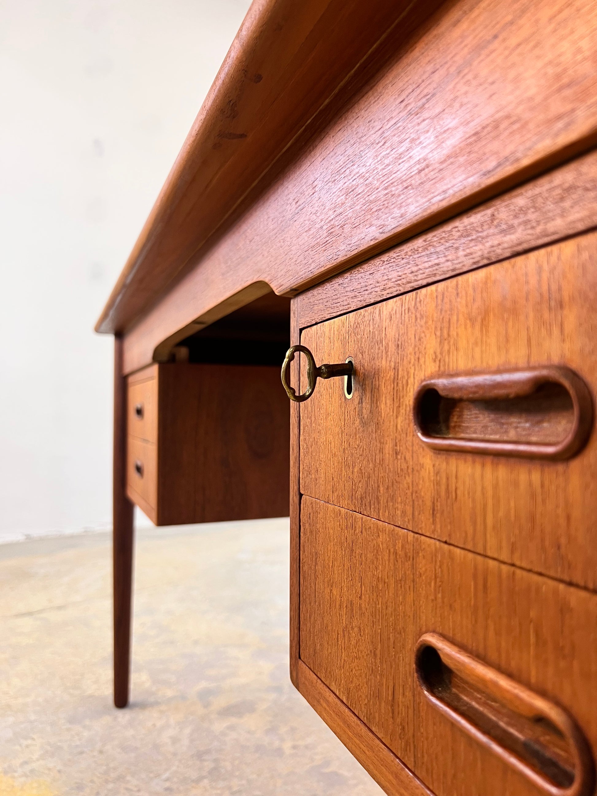 Schreibtisch Teak von „Kvalitet, Form & Funktion“ Dänemark
