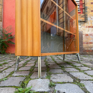 Vitrine Esche mit neuen Chromfüßen von Hellerau