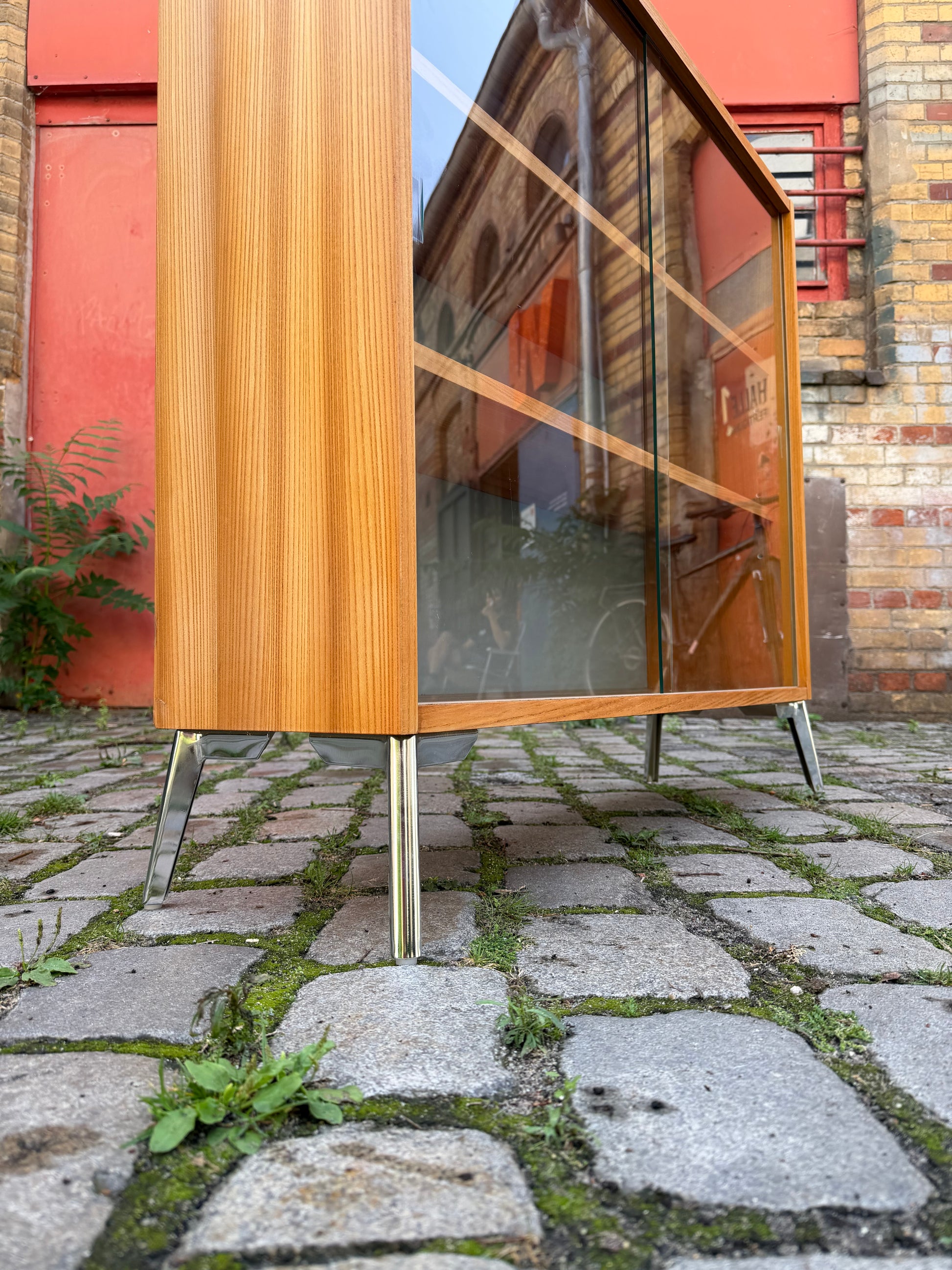 Vitrine Esche mit neuen Chromfüßen von Hellerau