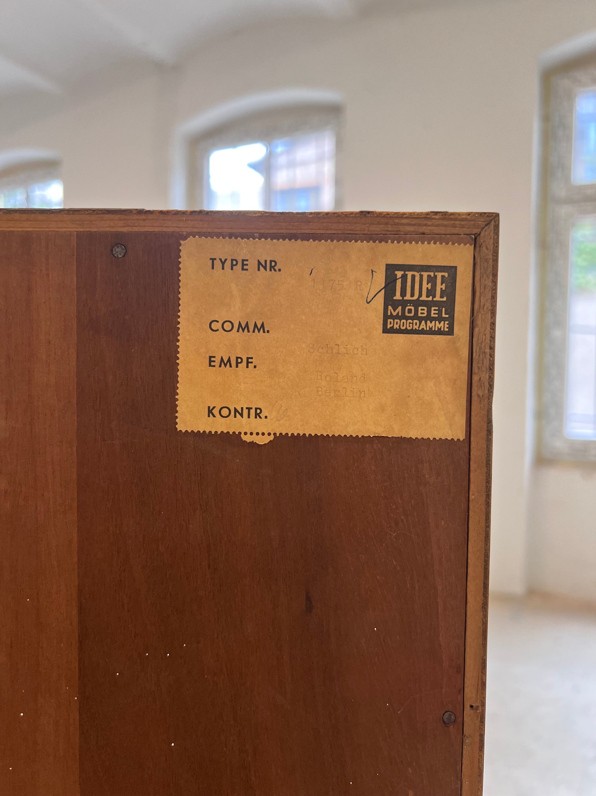Regal Teak mit neuen Metallfüßen von IDEE Möbel