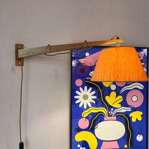Wandlampe mit Gelenkarm Teak und braun orangenem Schirm