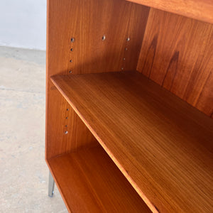 Regal Teak mit neuen Chromfüßen von Søborg Møbelfabrik