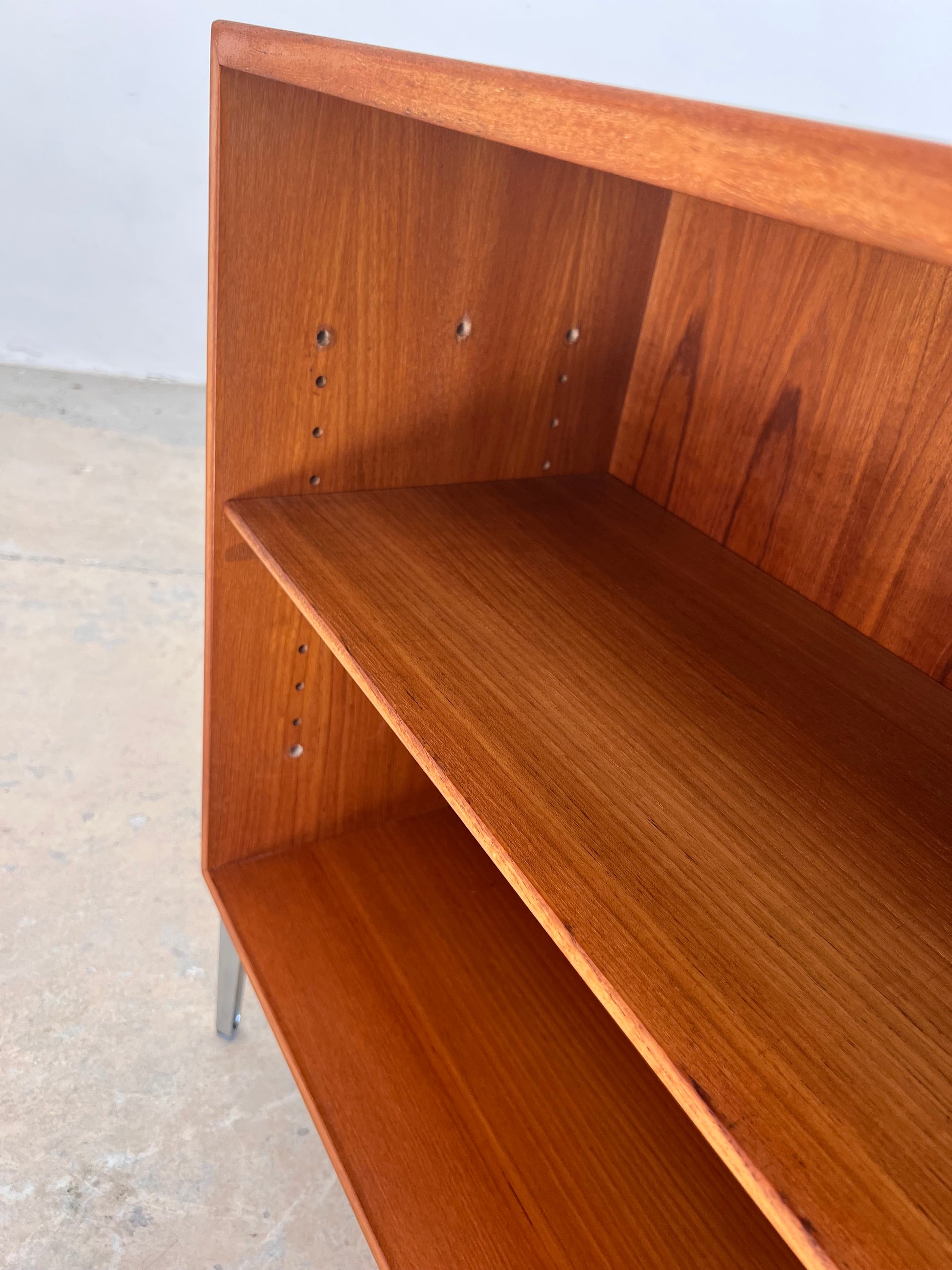 Regal Teak mit neuen Chromfüßen von Søborg Møbelfabrik