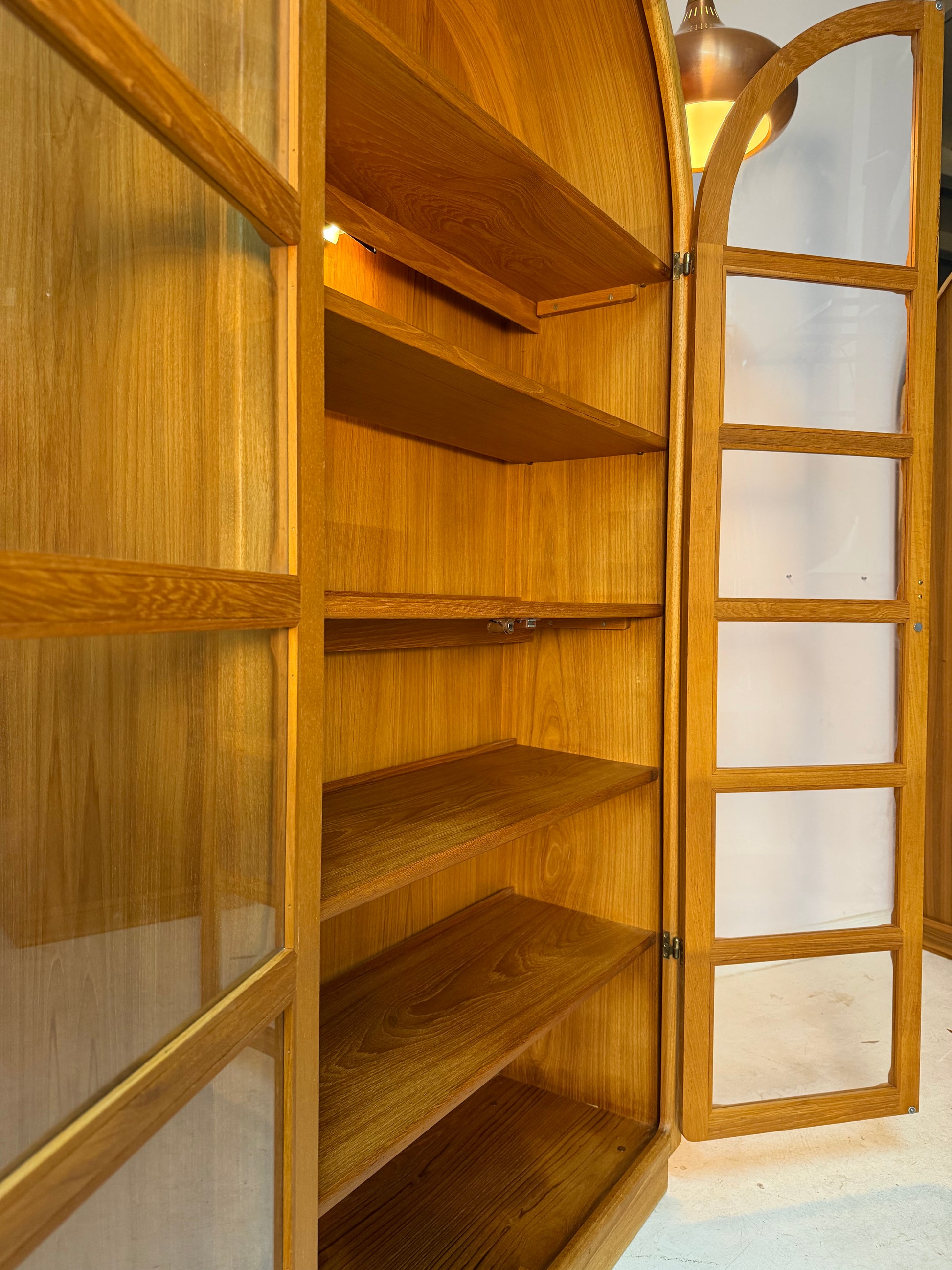 Rundbogen Vitrine Teak von Dyrlund