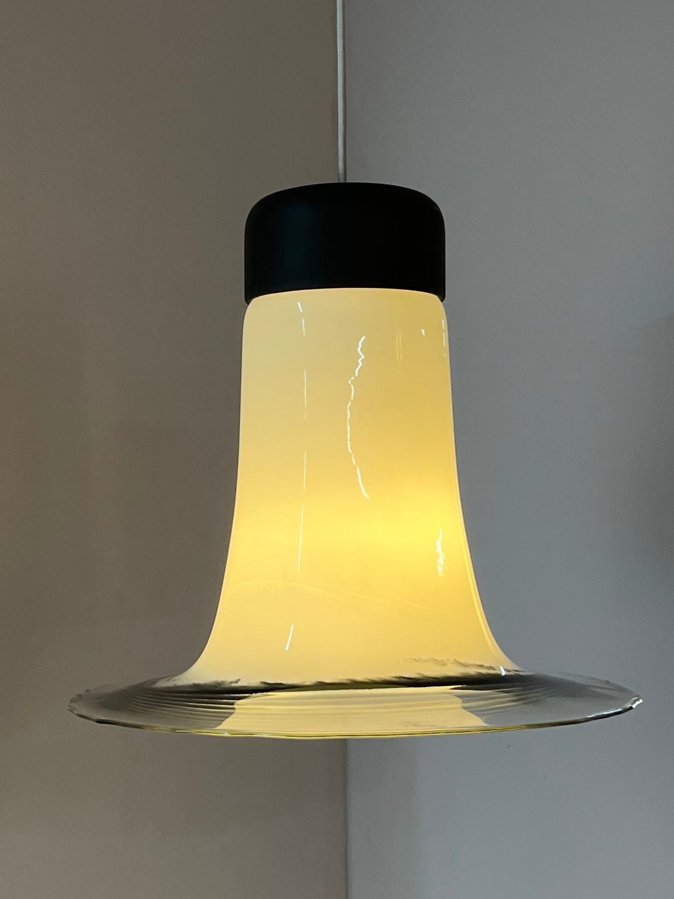 Trompetenlampe schwarz weiß Glas von Peill & Putzler