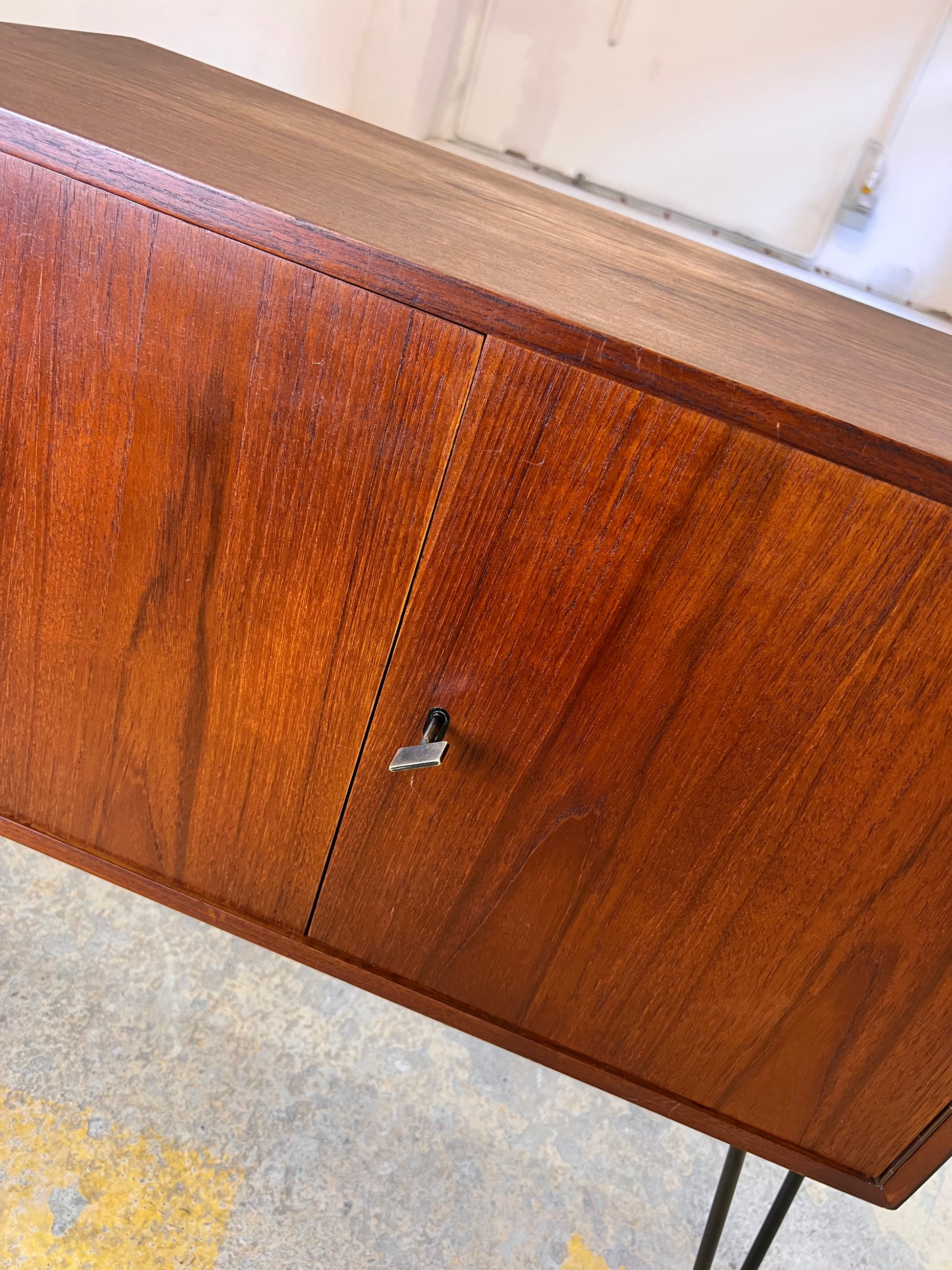 Kommode Teak auf Hairpinlegs aus Dänemark