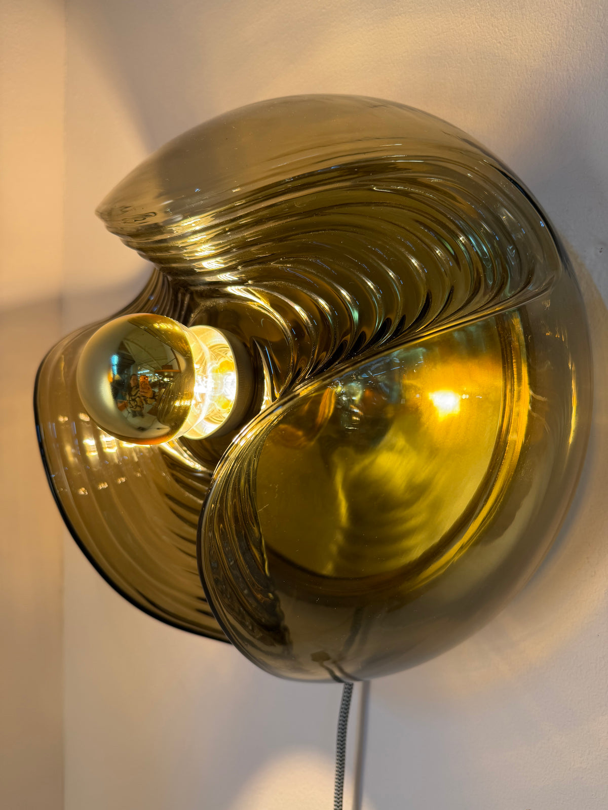 Große Wandlampe Futura Rauchglas Messing von Koch & Lowy für Peill & Putzler