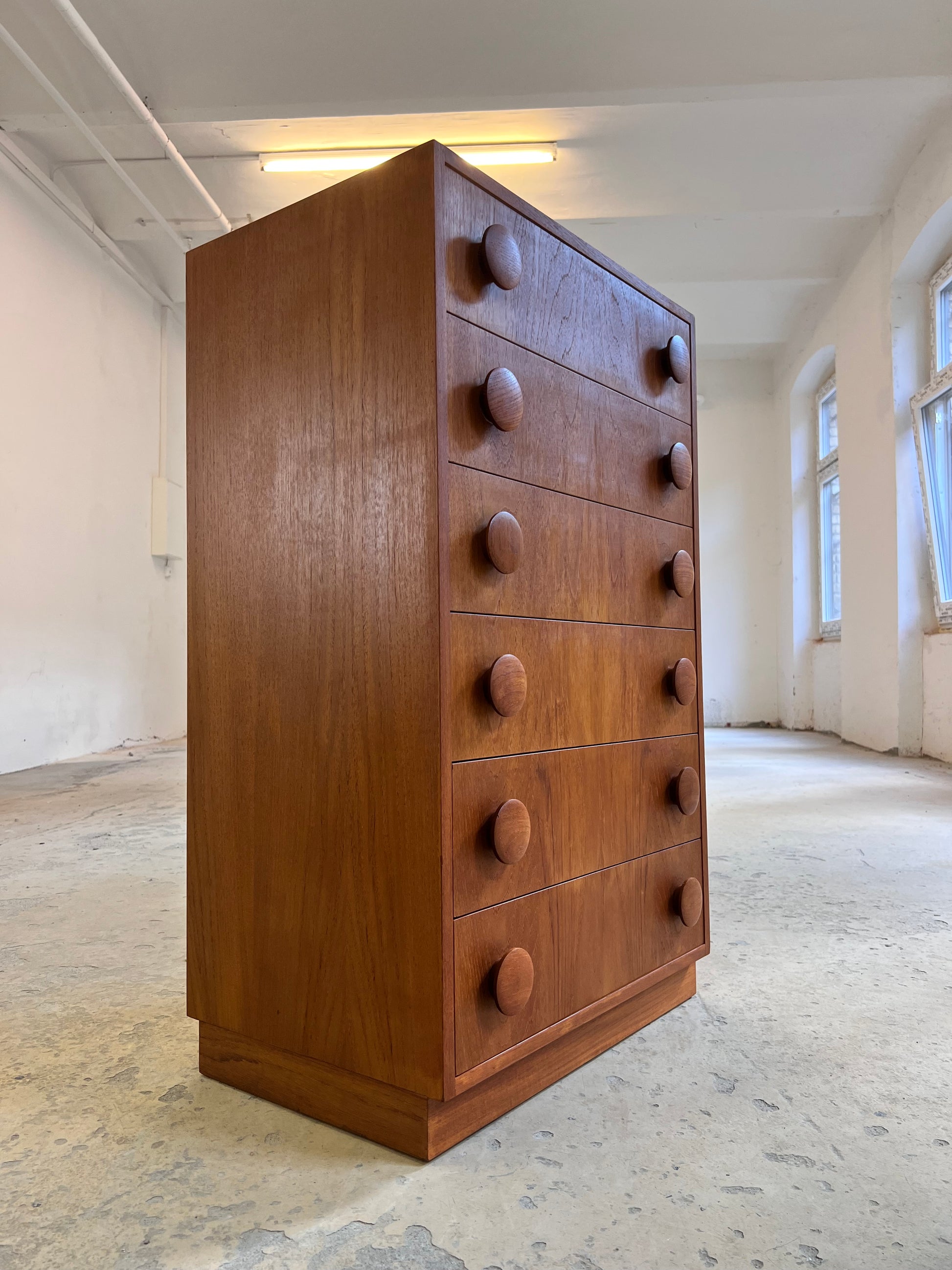 Kommode Teak mit runden Griffen aus Dänemark