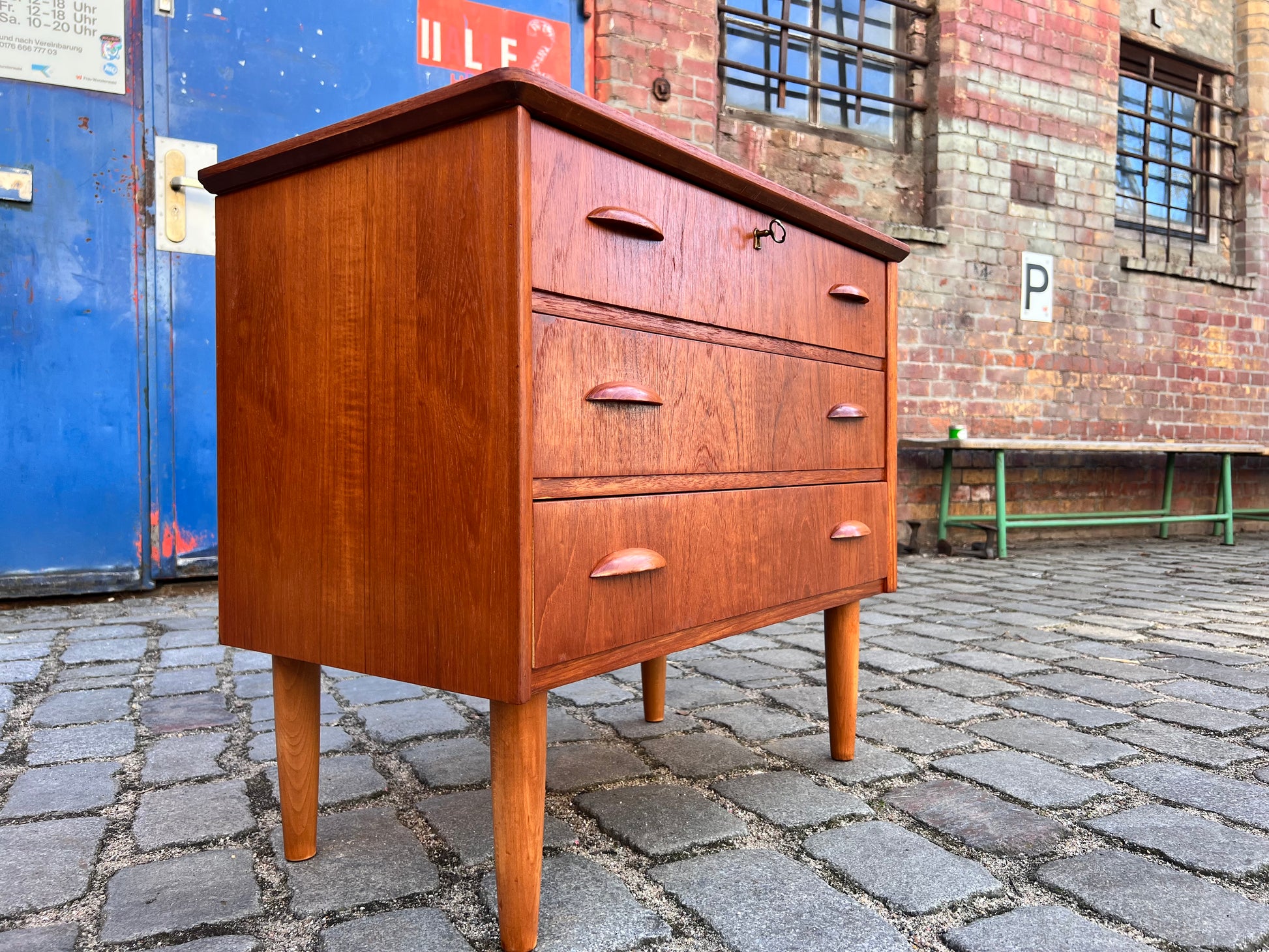 Kleine Kommode mit Muschelgriffen & Schloss aus Dänemark