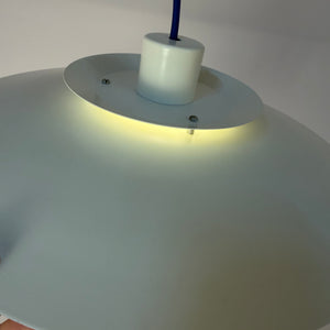 Lammellenlampe weiß mit blauem Akzent aus Dänemark