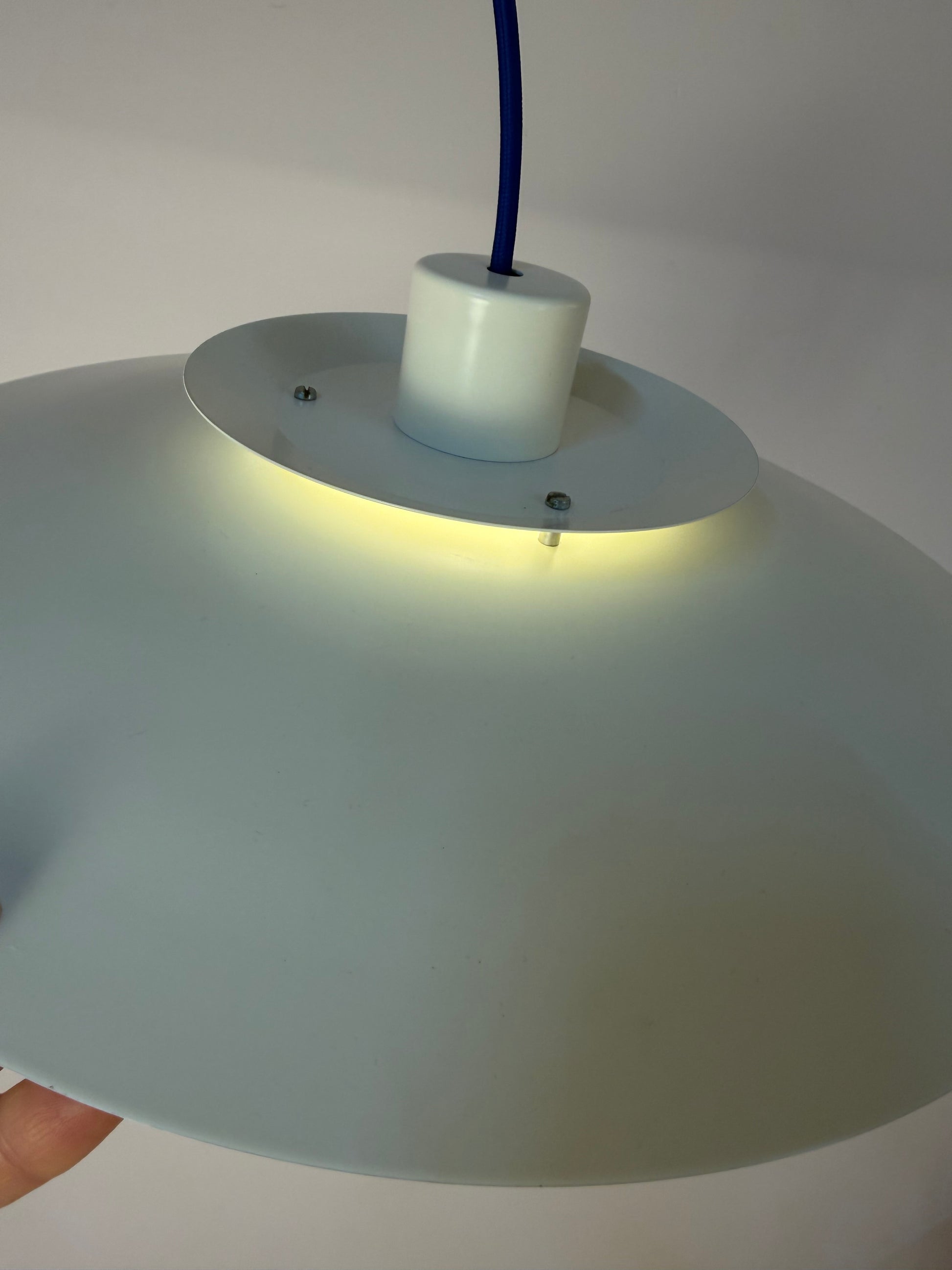Lammellenlampe weiß mit blauem Akzent aus Dänemark