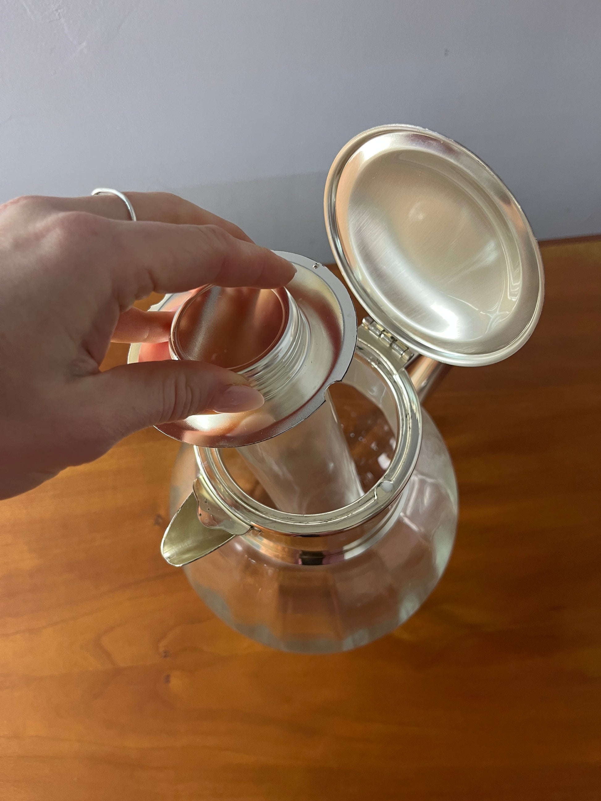 Karaffe mit Eiskühler und Silberdeckel