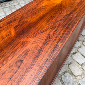 Sideboard Mahagoni mit Schiebetüren & Chromfüßen