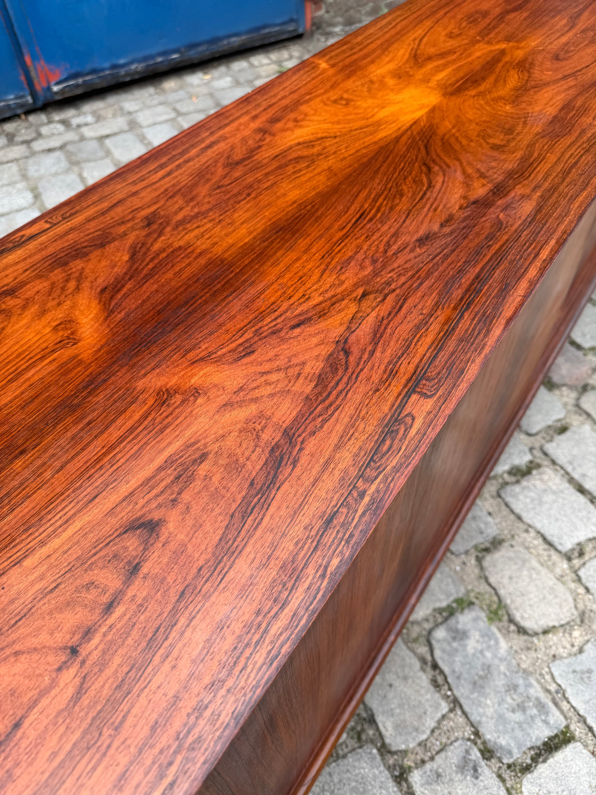 Sideboard Mahagoni mit Schiebetüren & Chromfüßen