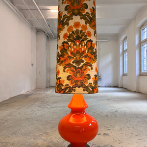 Stehlampe orange mit leuchtendem Glasfuß und 70er Schirm