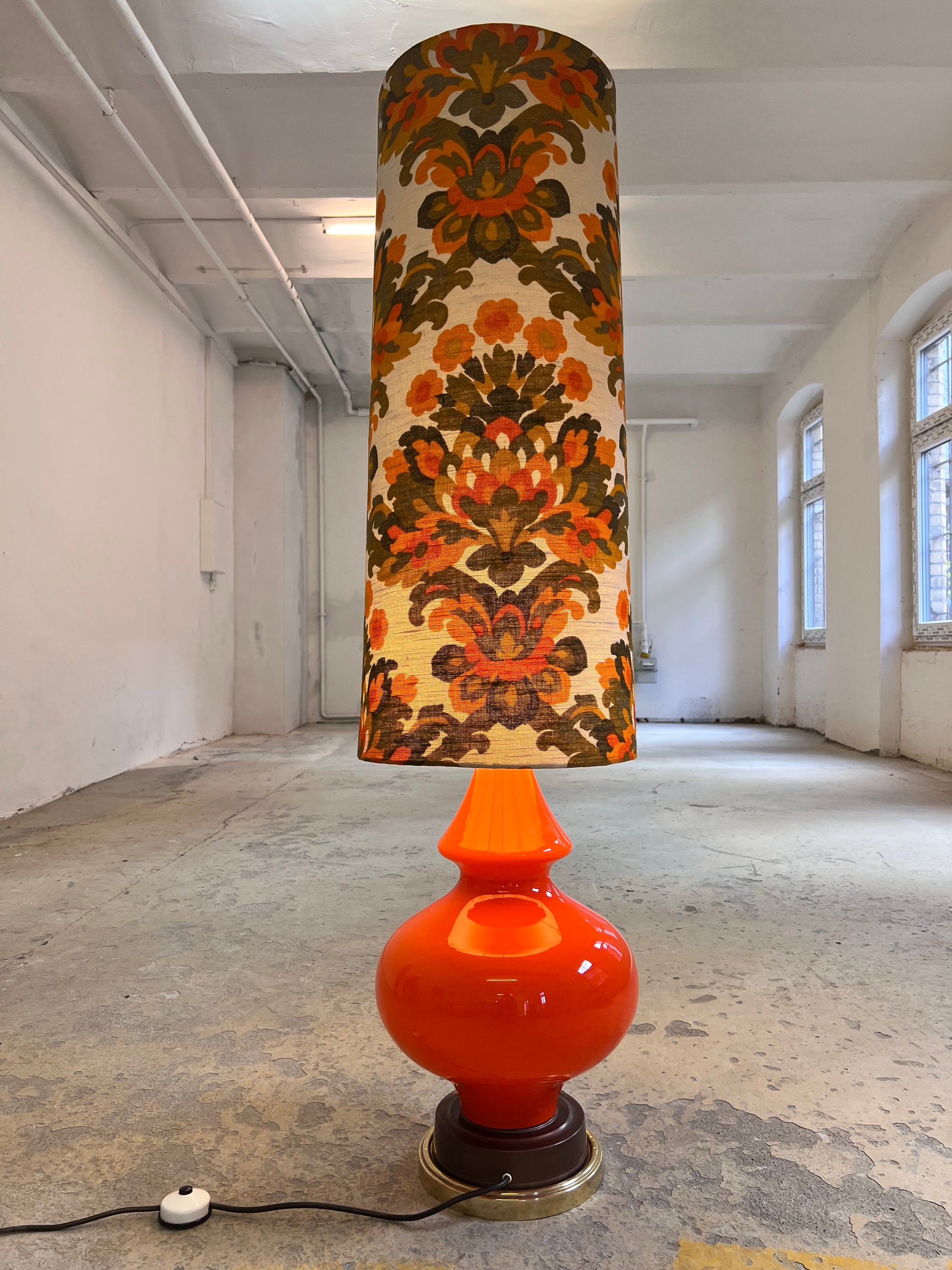 Stehlampe orange mit leuchtendem Glasfuß und 70er Schirm
