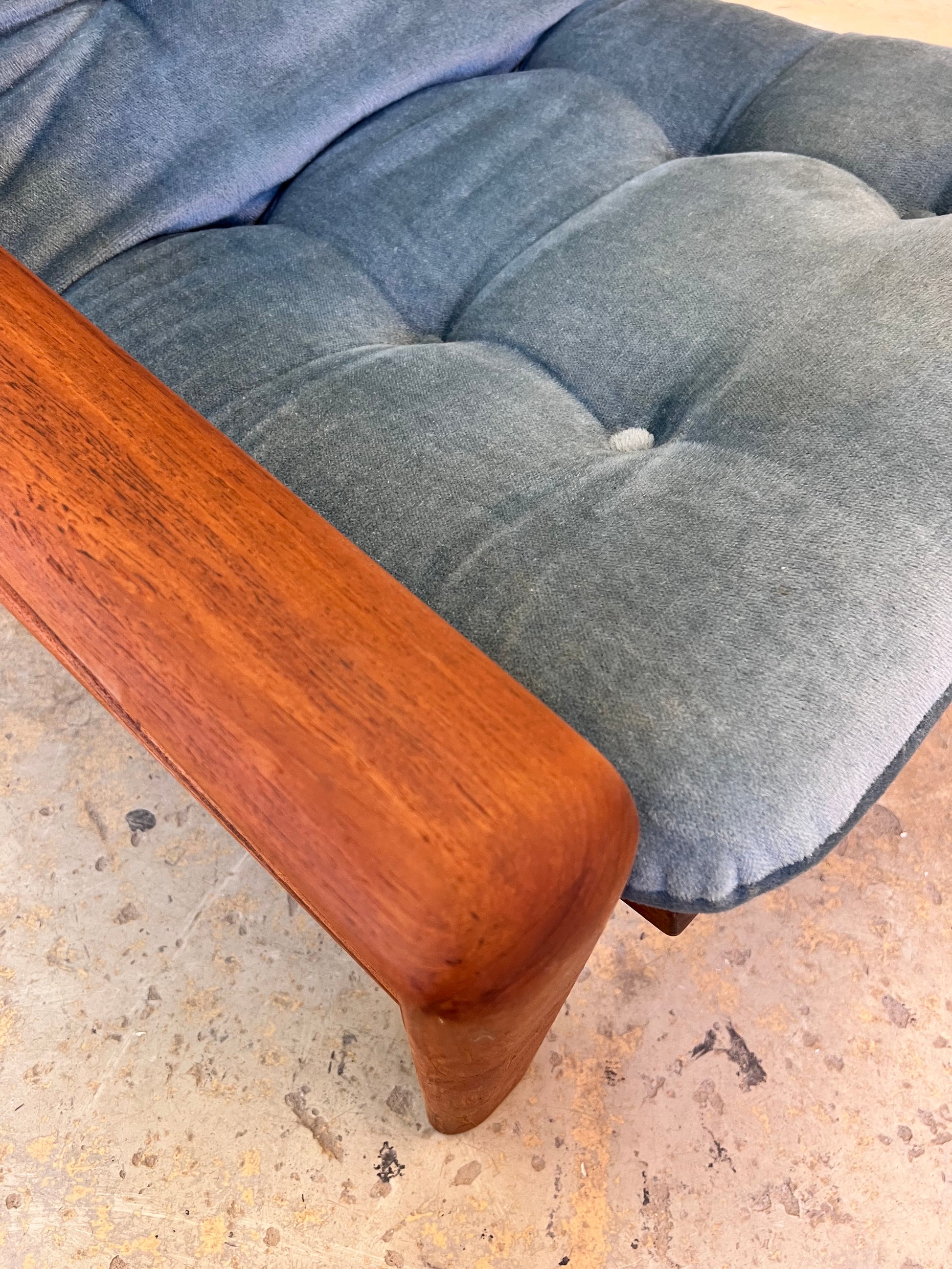 Sessel blau Samt und Teak Hochlehner