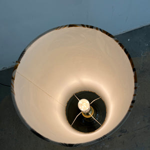 Stehlampe mit Rauchglasfuß und floralem Schirm
