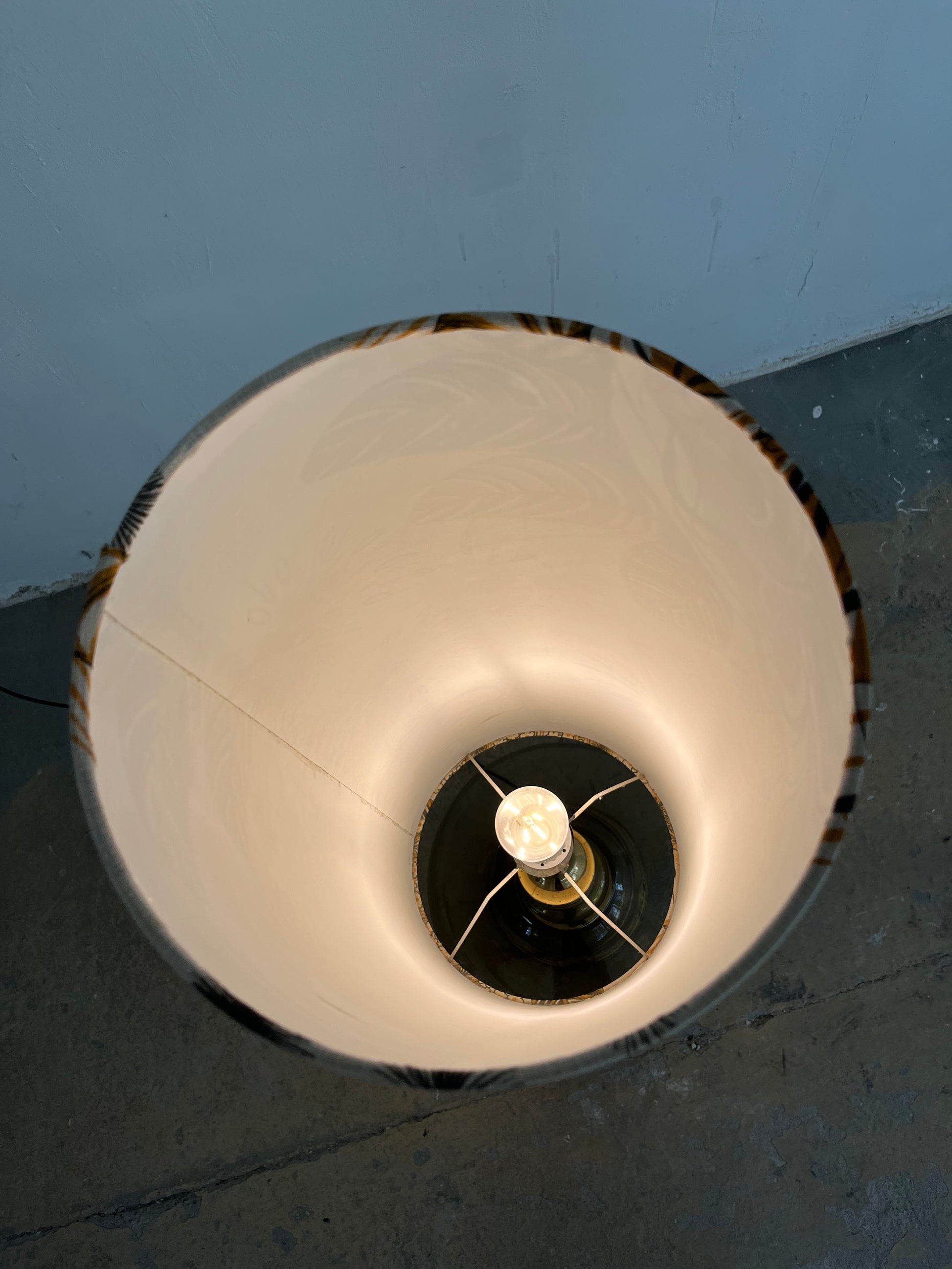 Stehlampe mit Rauchglasfuß und floralem Schirm