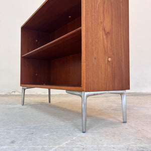Regal Teak mit neuen Chromfüßen
