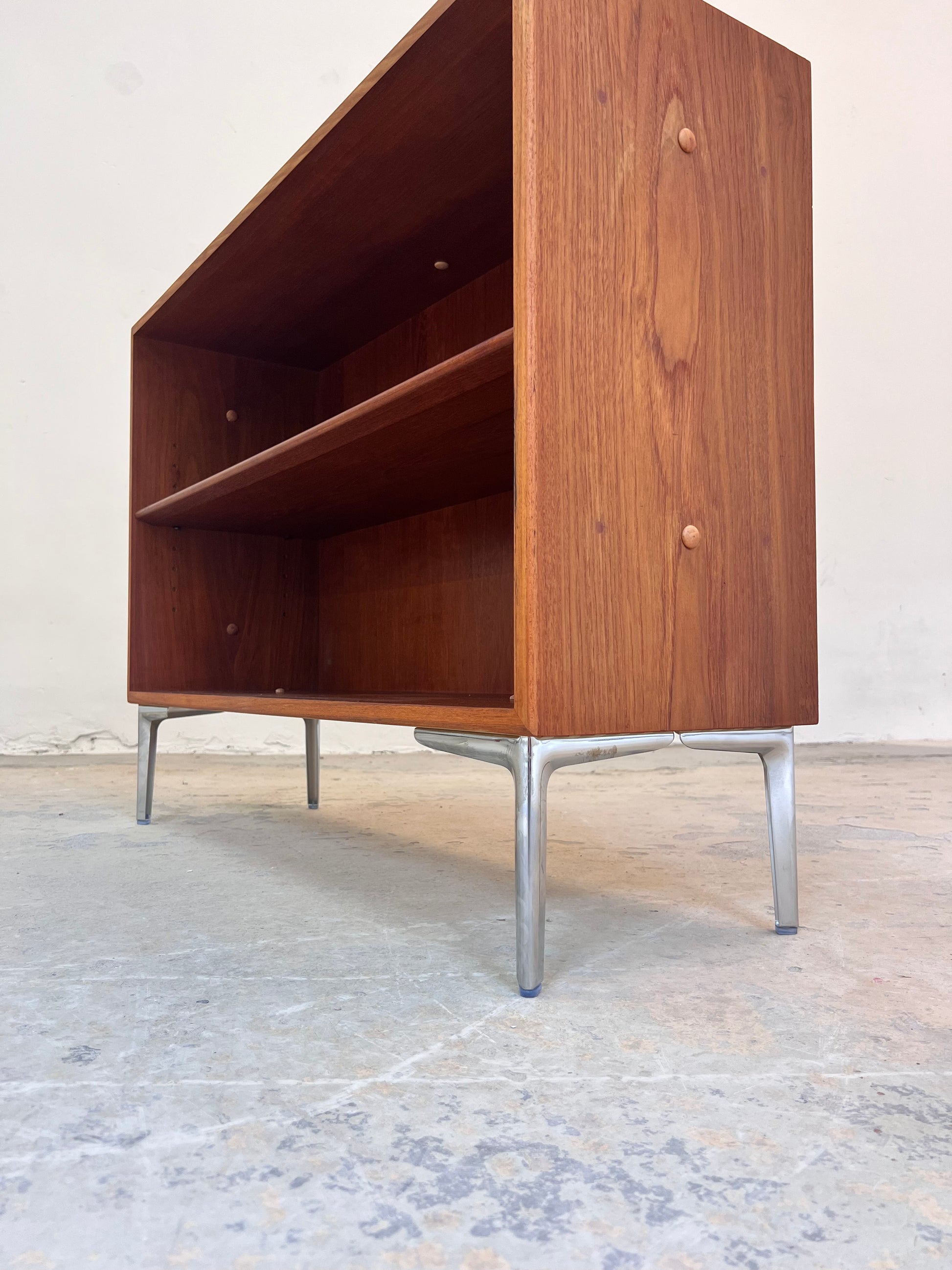 Regal Teak mit neuen Chromfüßen