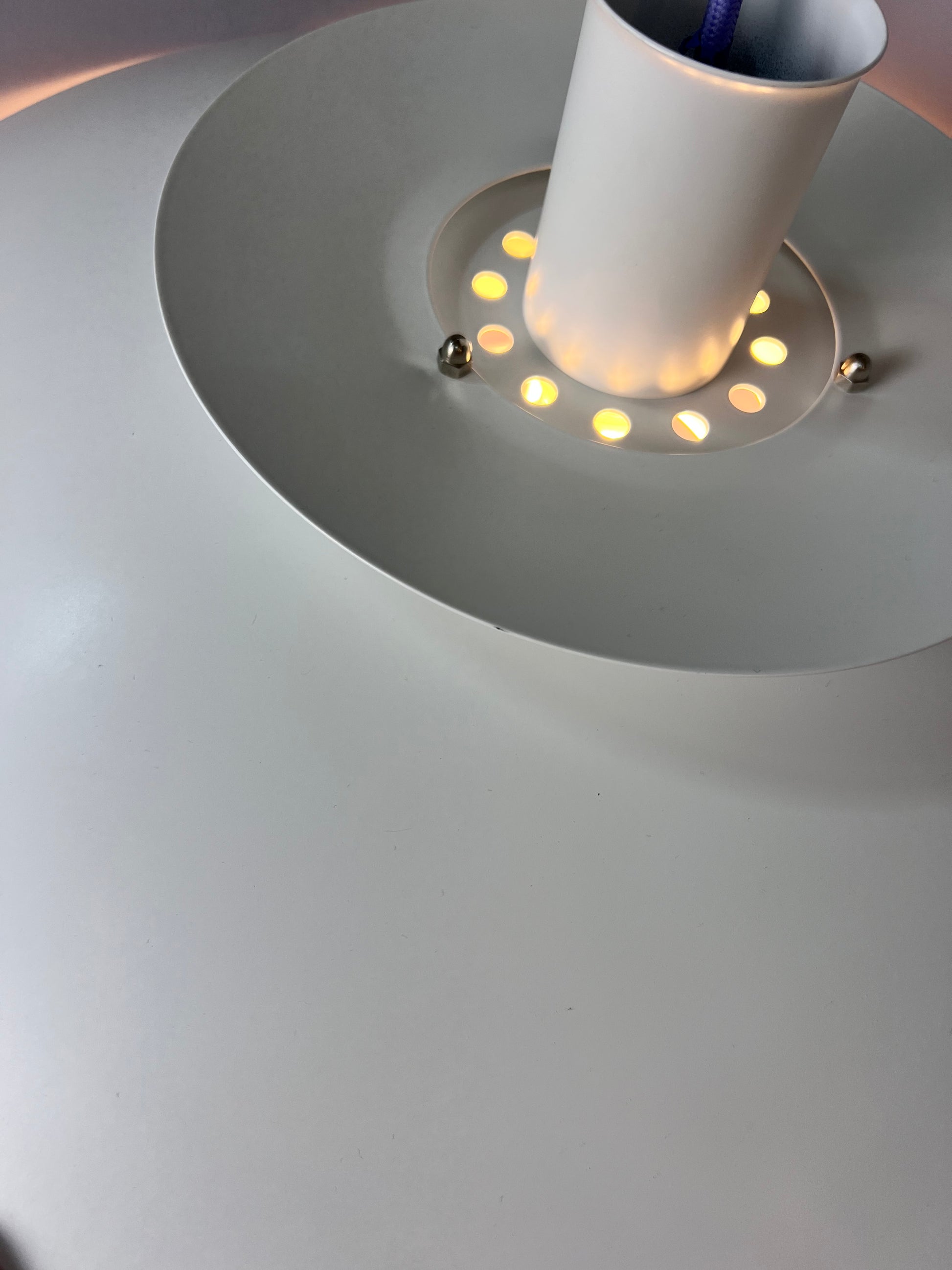 Lamellenlampe weiß lila von Formlight