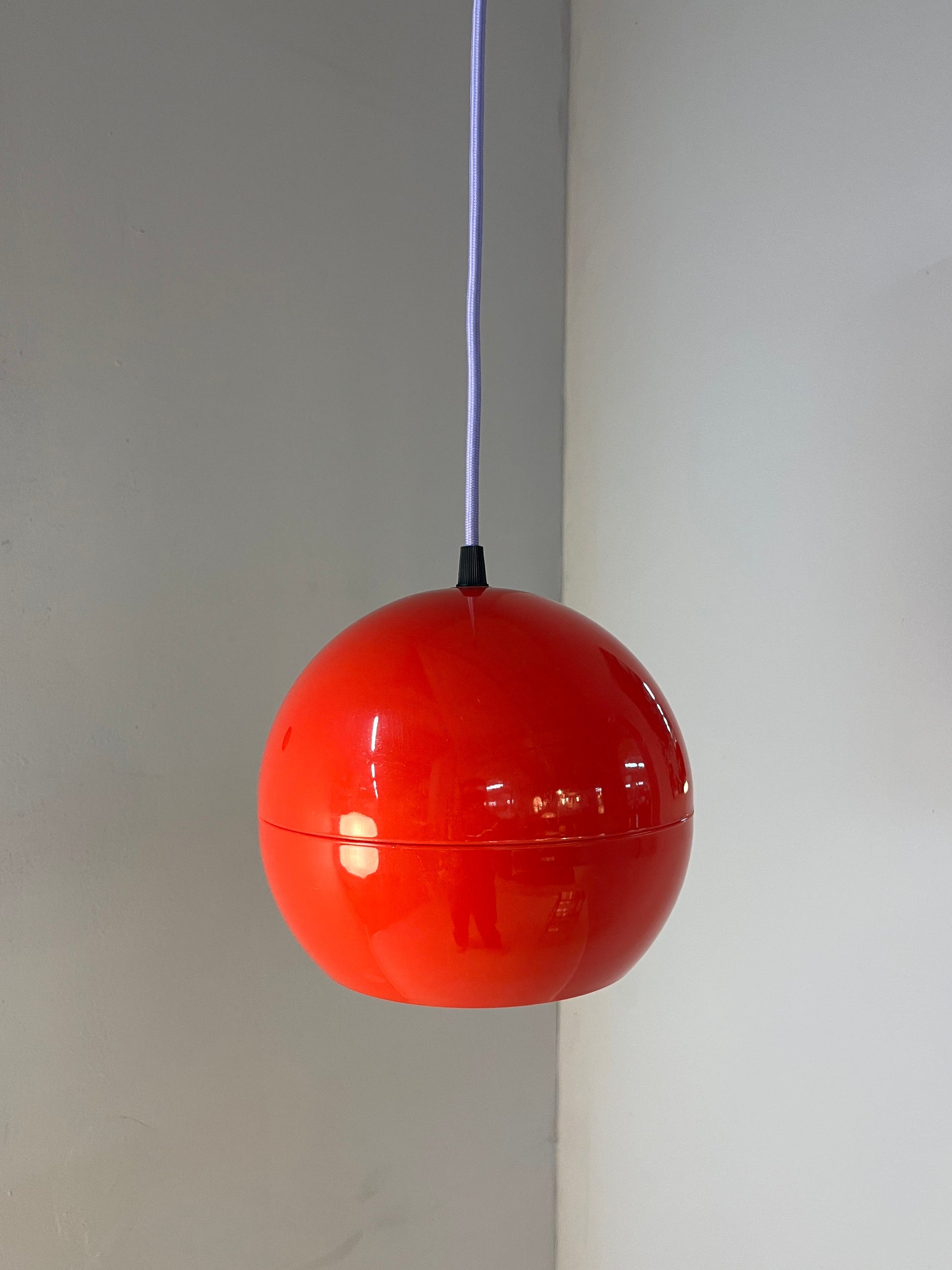 Kugellampe rot Kunststoff aus Dänemark