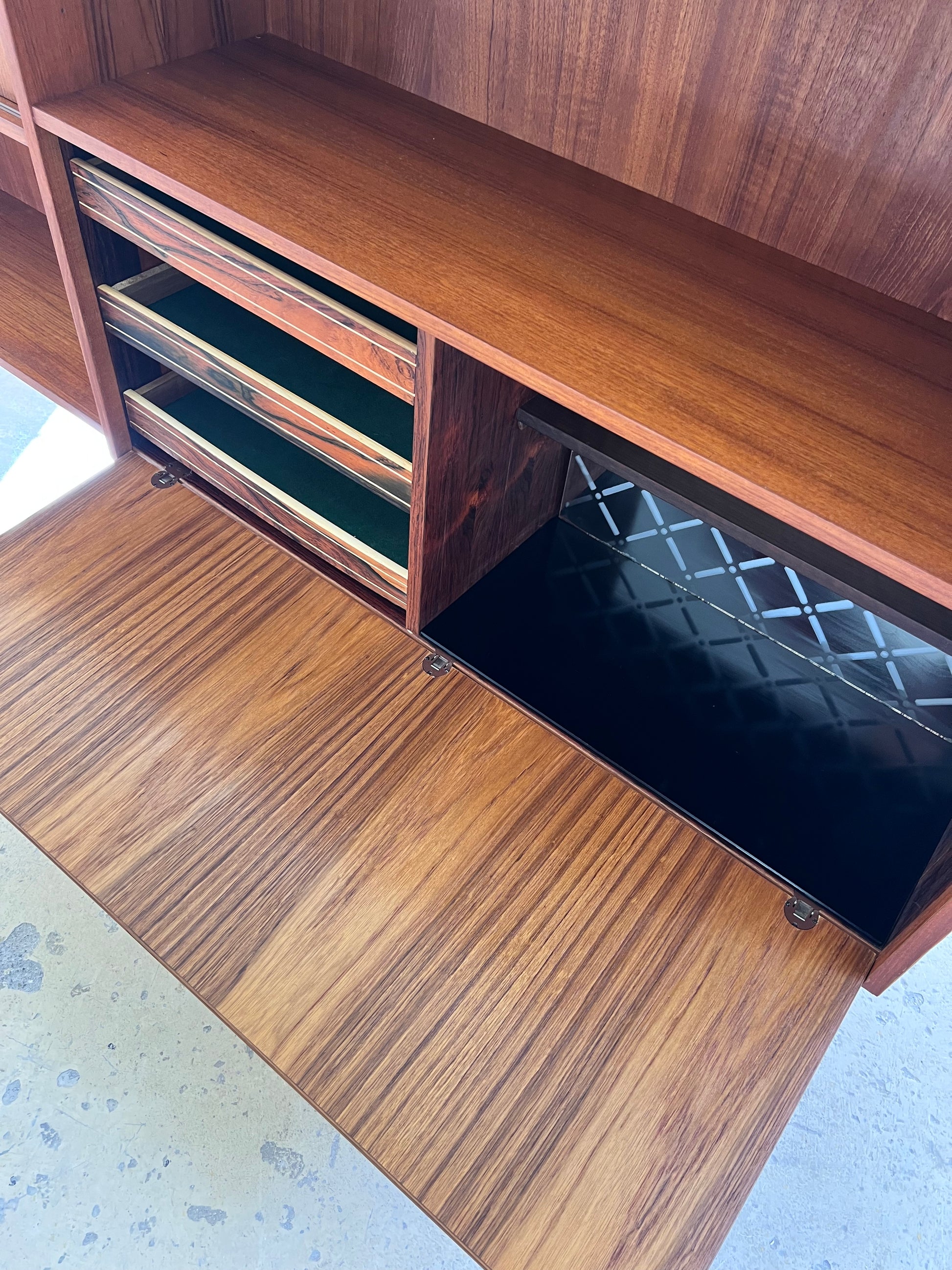 Regal auf Hairpinlegs aus Dänemark