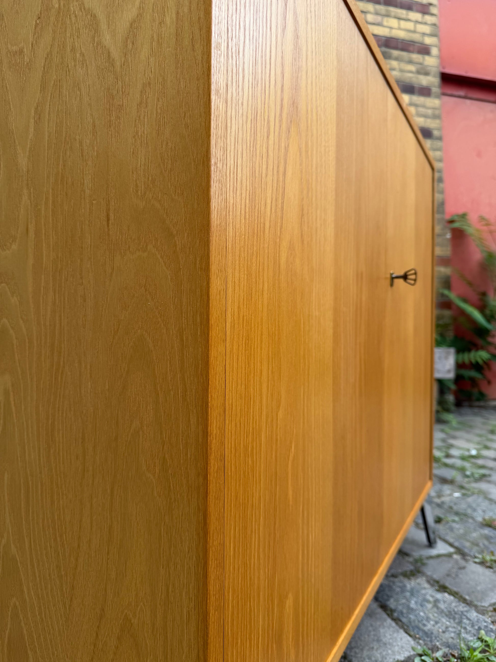 Schrank Typ 605 Esche mit neuen Chromfüßen von Hellerau