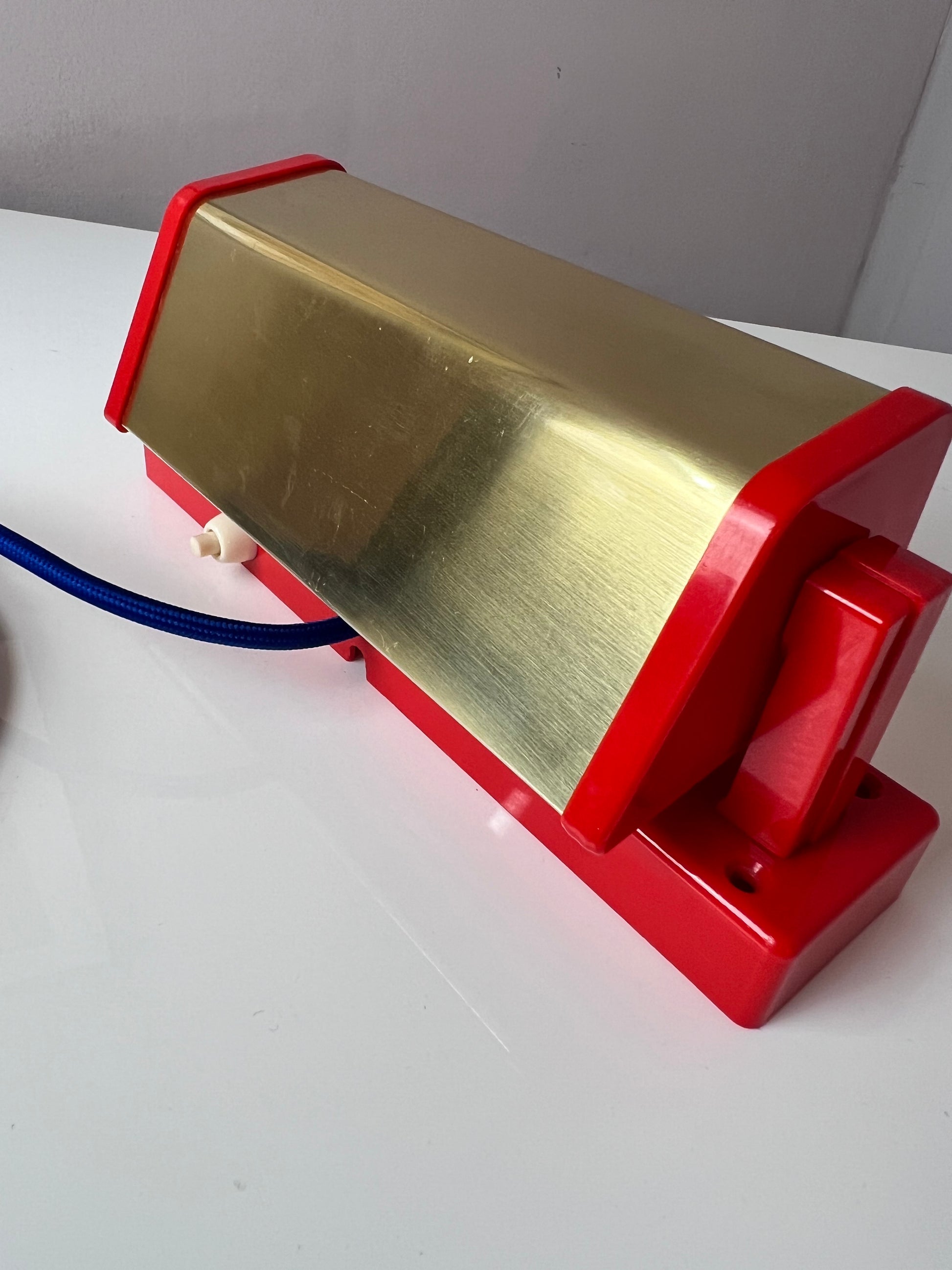 Wandleuchte rot gold von Lyfa Dänemark