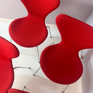 Stuhl Serie 7 rot in Vollpolsterung von Arne Jacobsen für Fritz Hansen