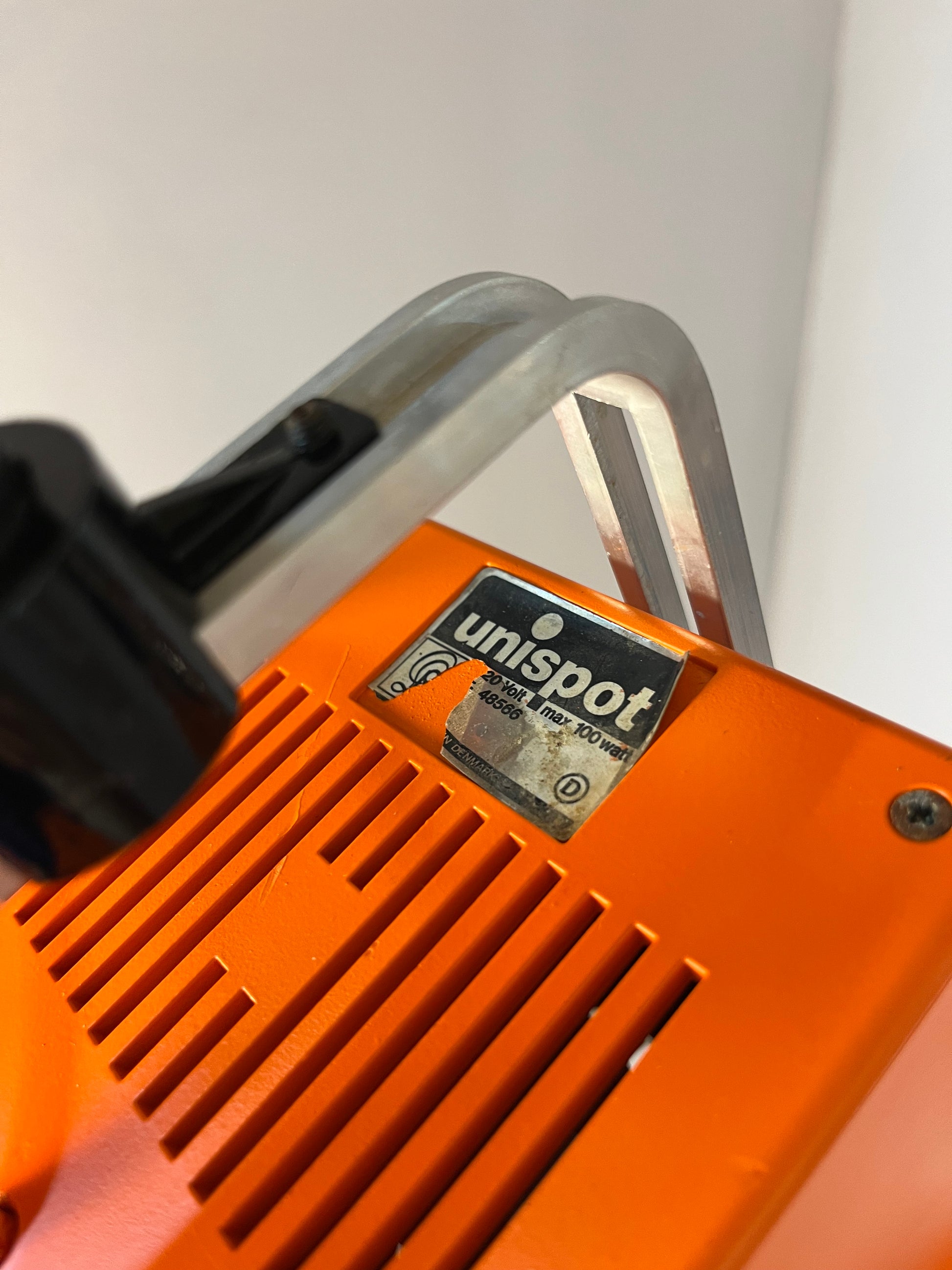 Strahler Unispot orange neu lackiert von Louis Poulsen