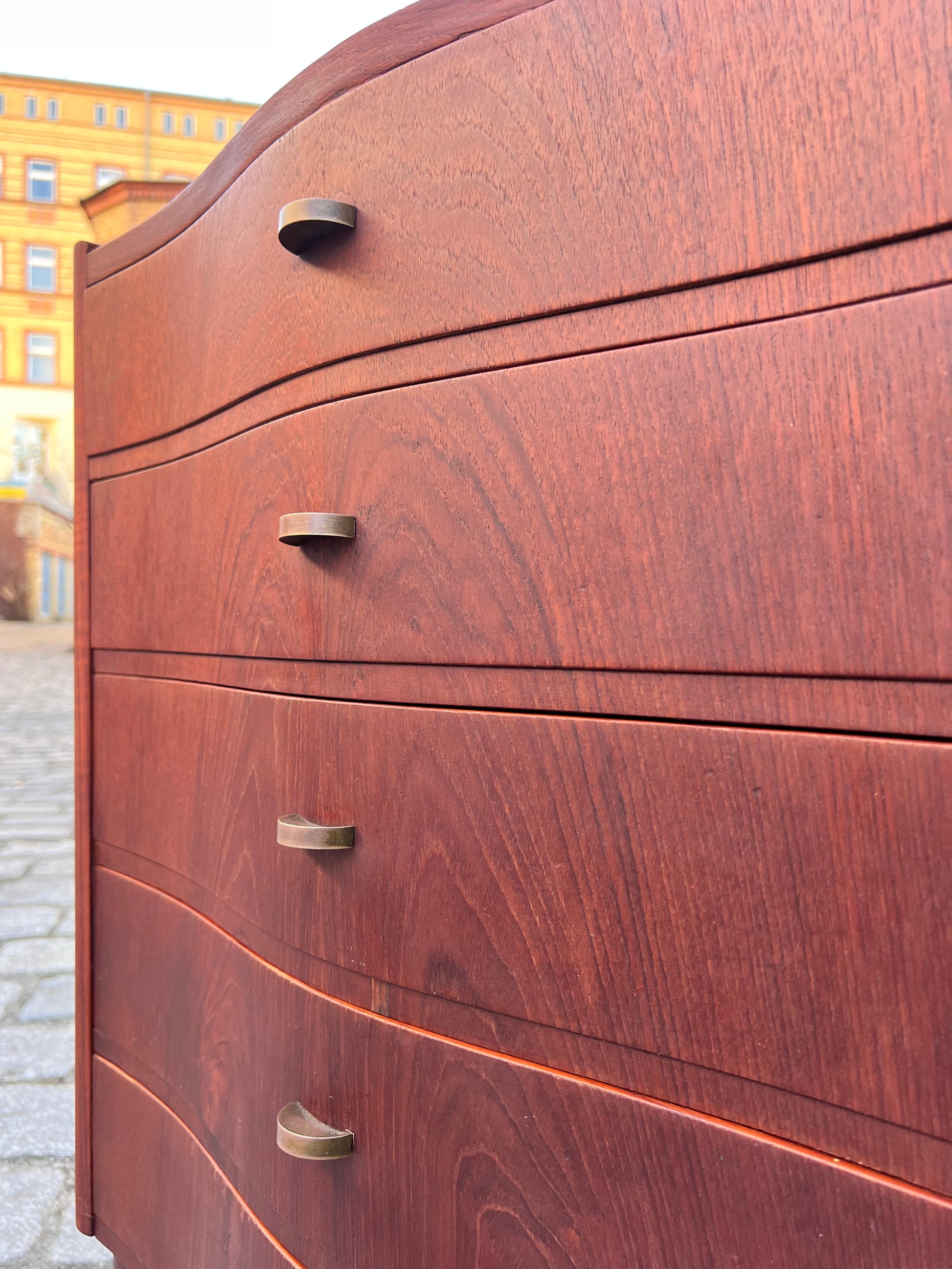 Geschwungene Kommode Teak aus Dänemark