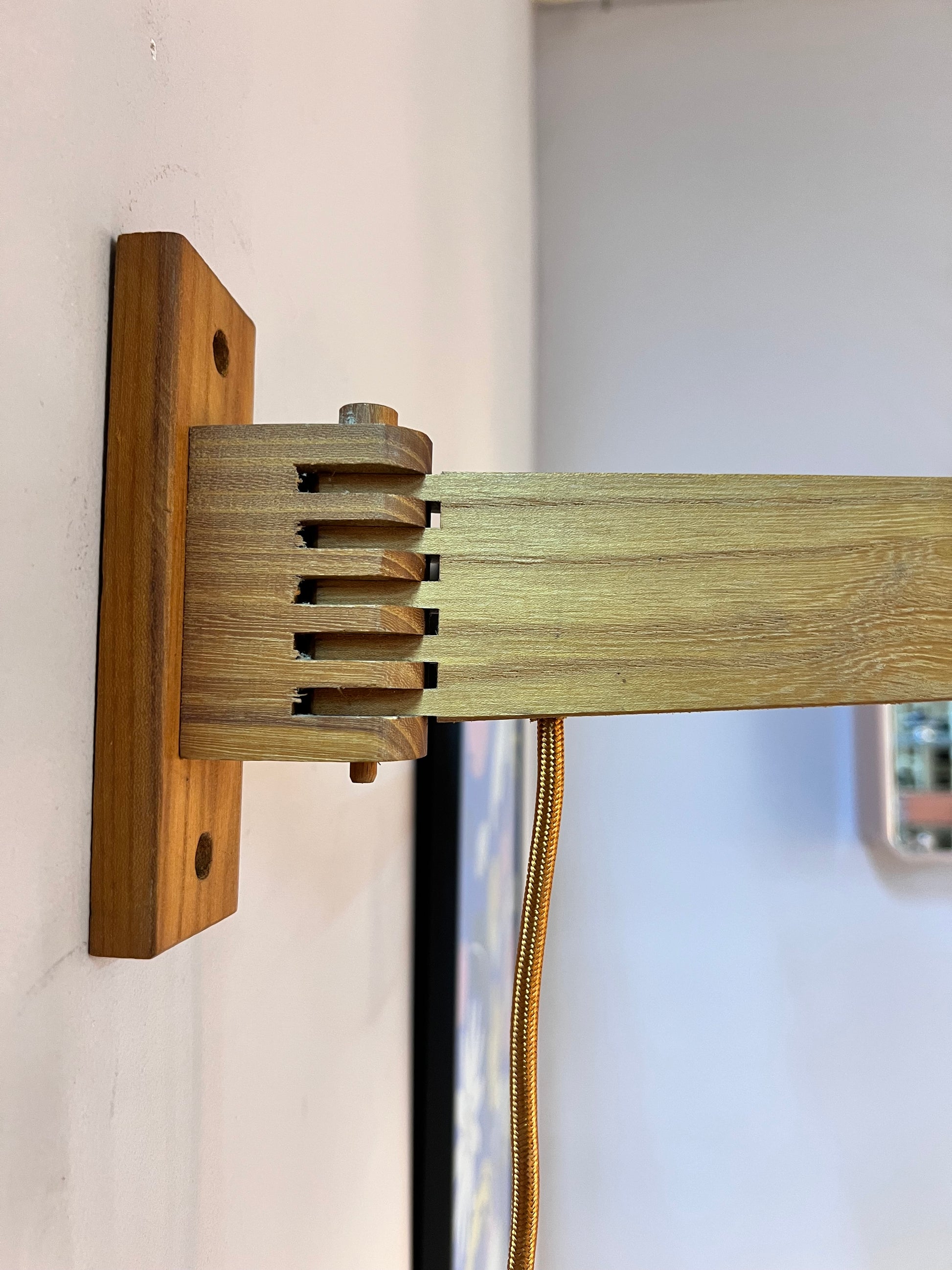 Wandlampe mit Gelenkarm Teak und braun orangenem Schirm