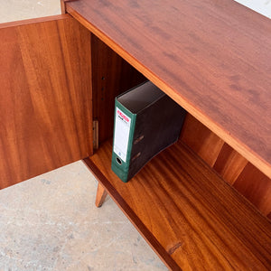 Schrank Nussbaum mit Schloss & Holzgestell