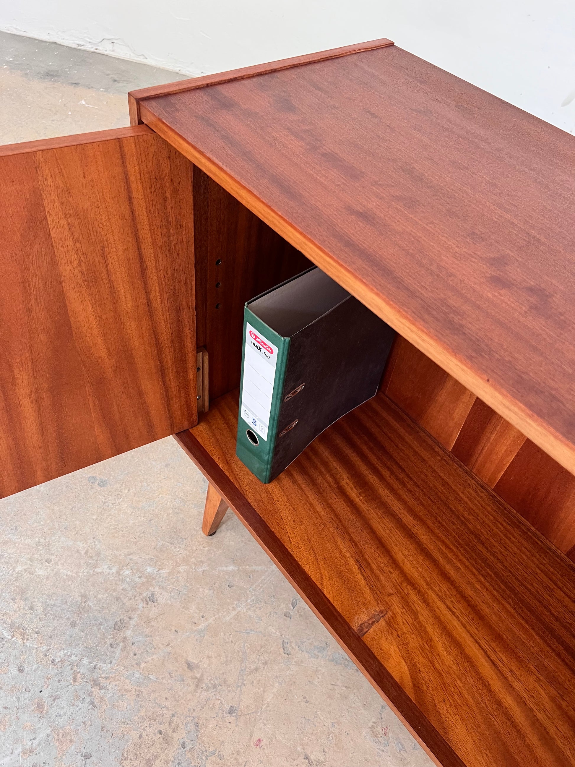 Schrank Nussbaum mit Schloss & Holzgestell