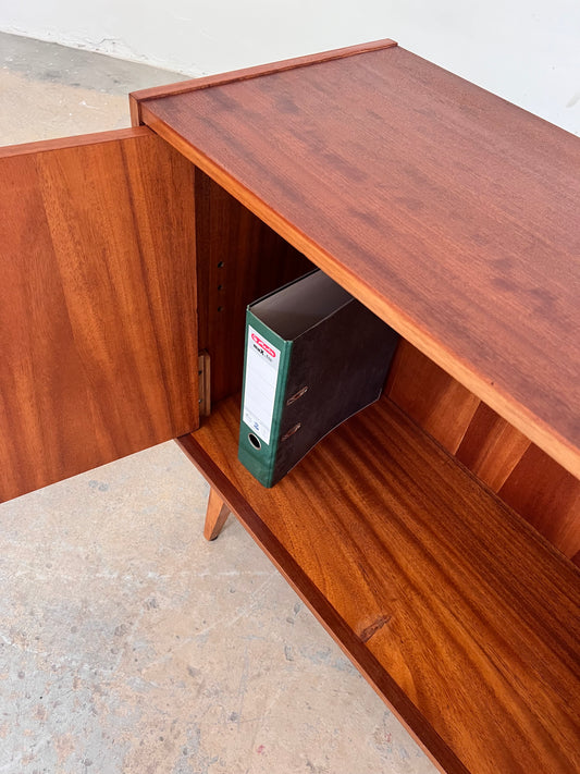 Schrank Nussbaum mit Schloss & Holzgestell
